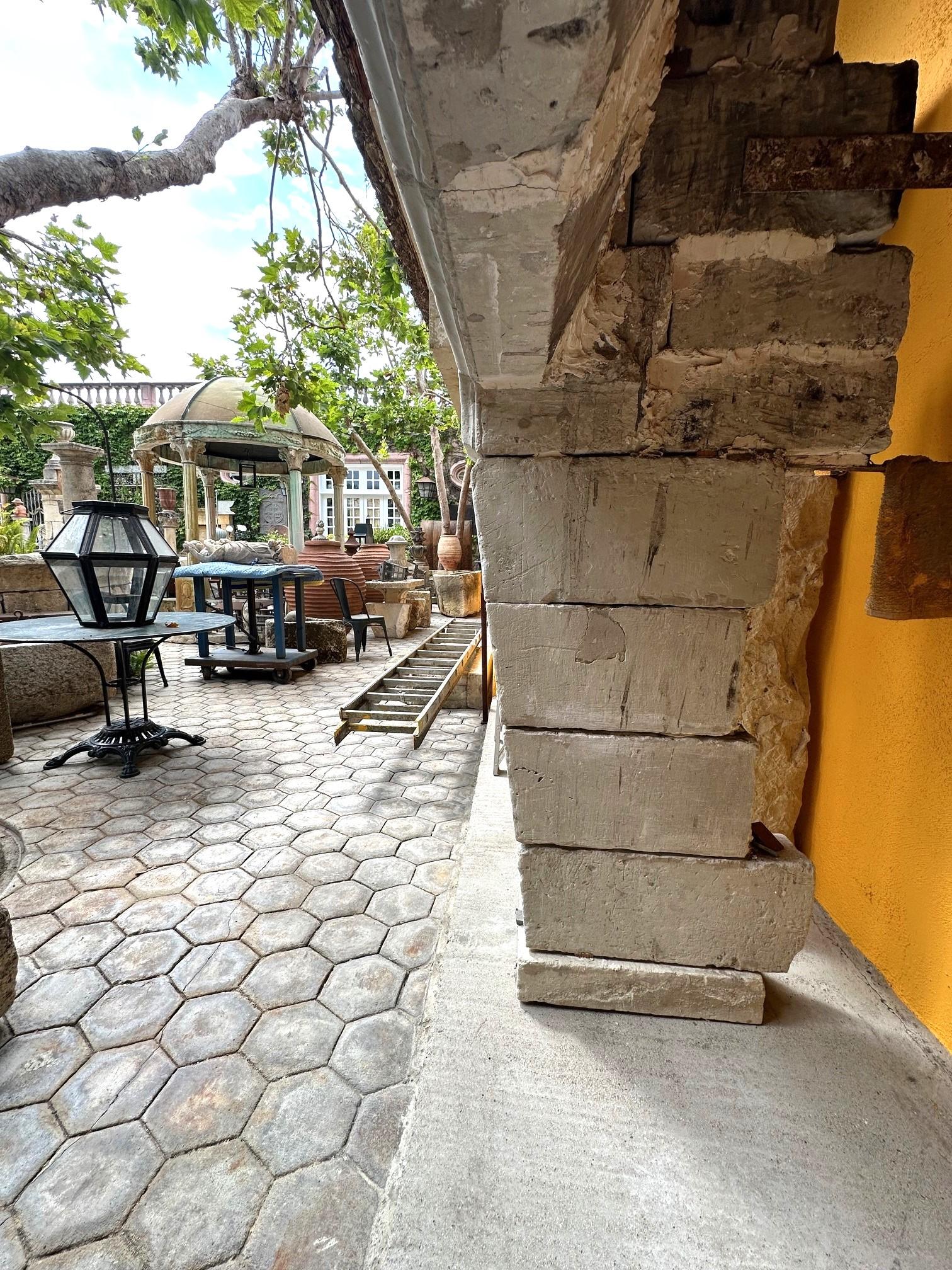 Revestimiento de chimenea de piedra tallada antigua Los Angeles CA en venta 4