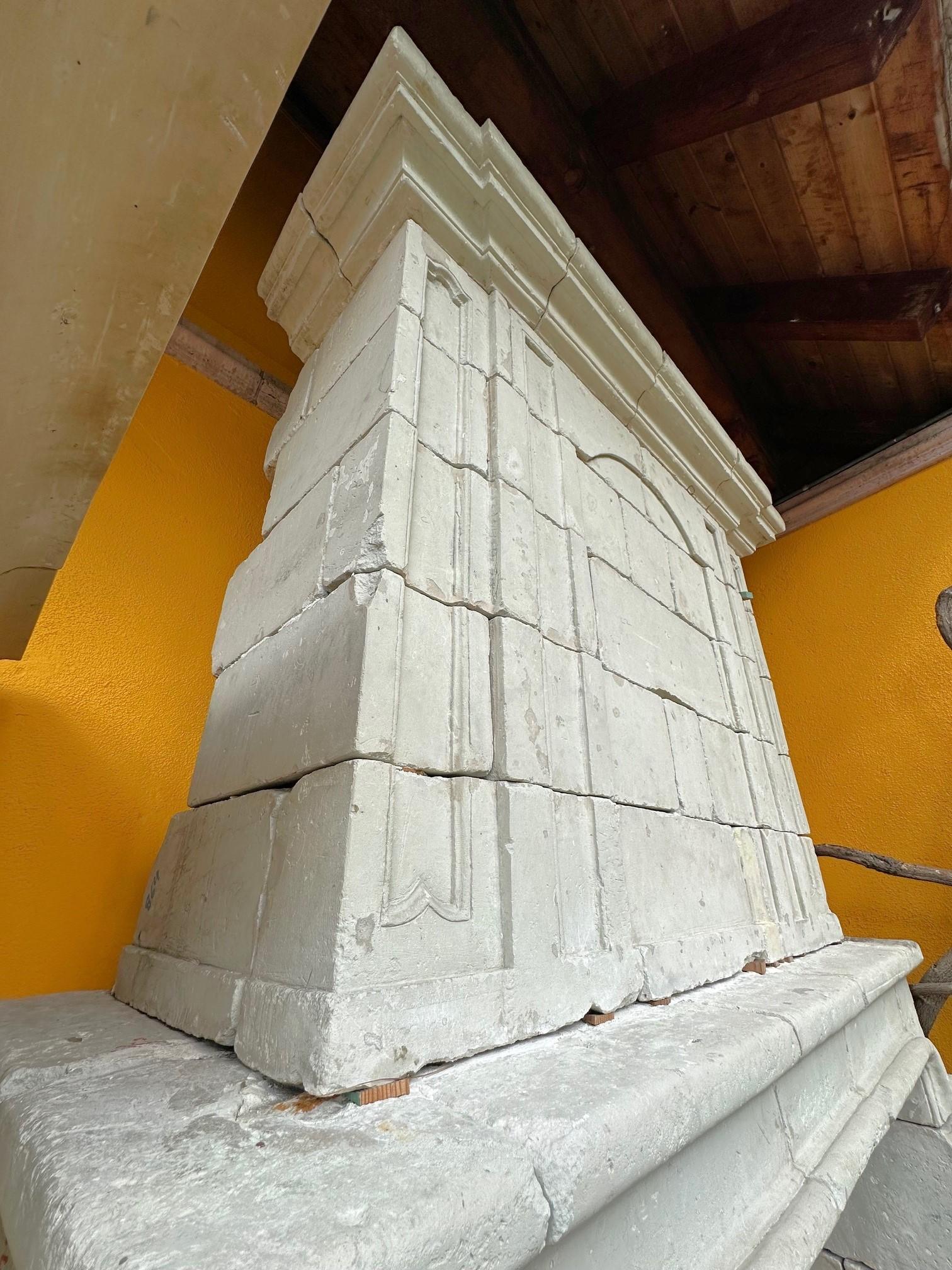 Revestimiento de chimenea de piedra tallada antigua Los Angeles CA en venta 8