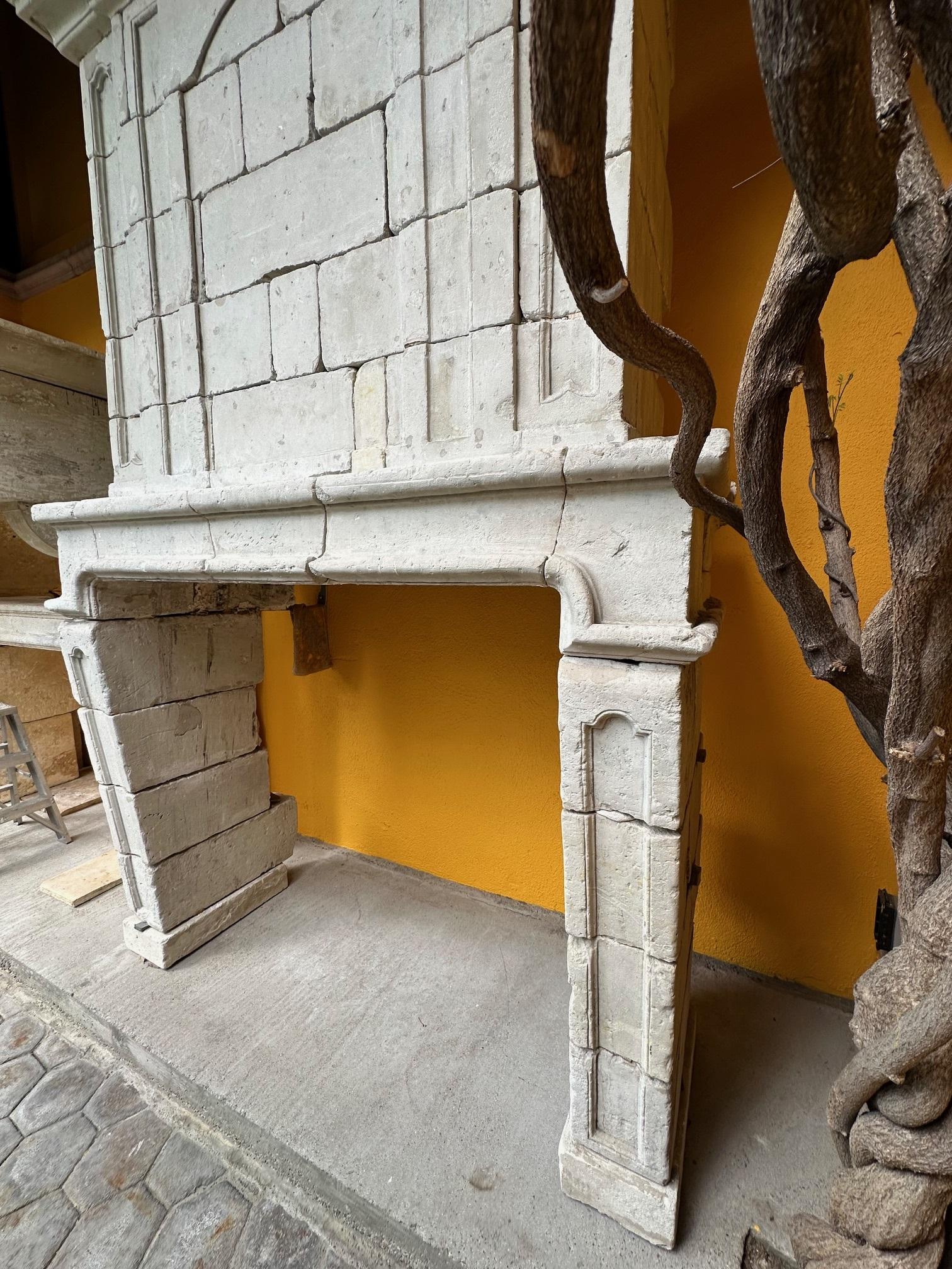 Revestimiento de chimenea de piedra tallada antigua Los Angeles CA en venta 13