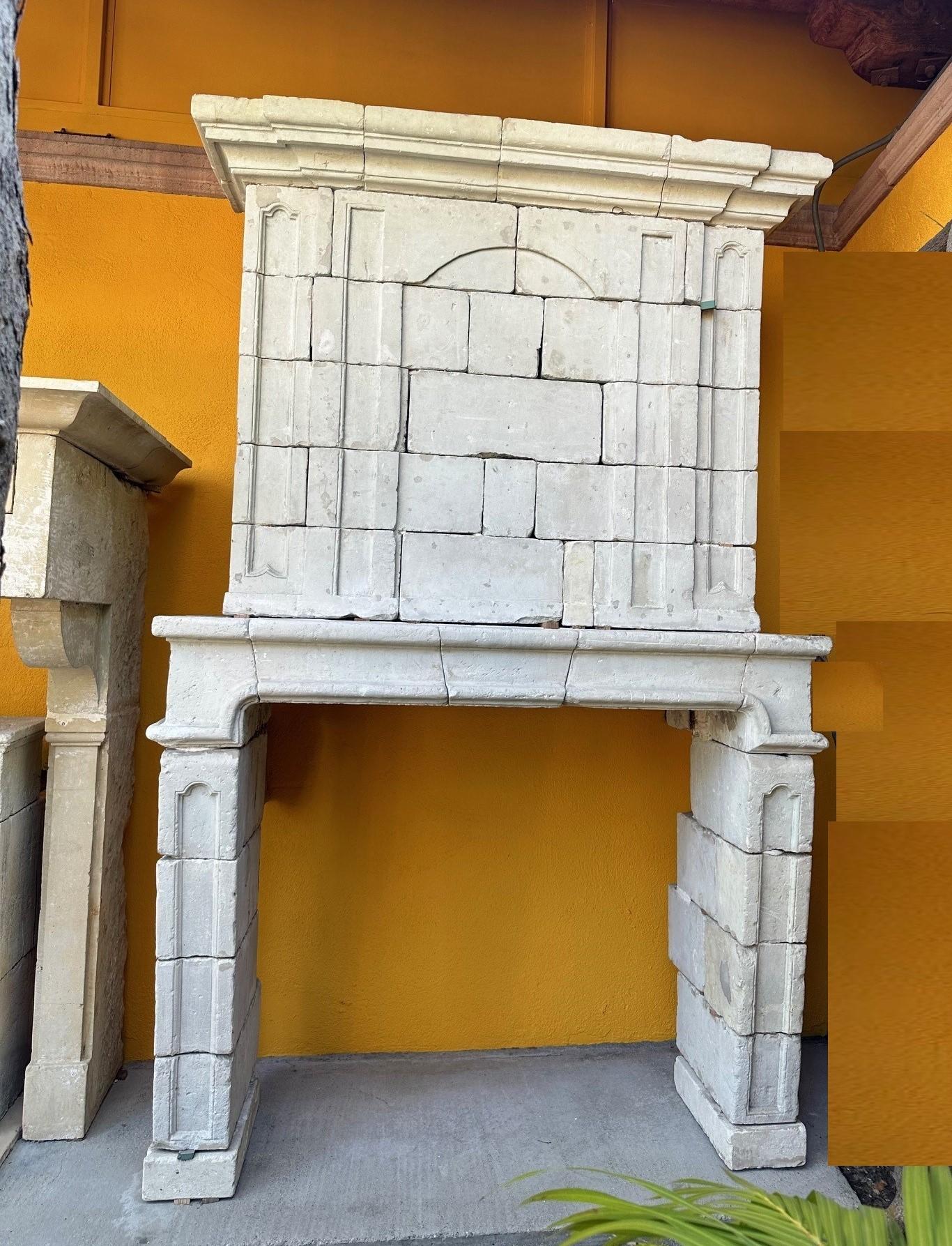Revestimiento de chimenea de piedra tallada antigua Los Angeles CA Luis XIV en venta