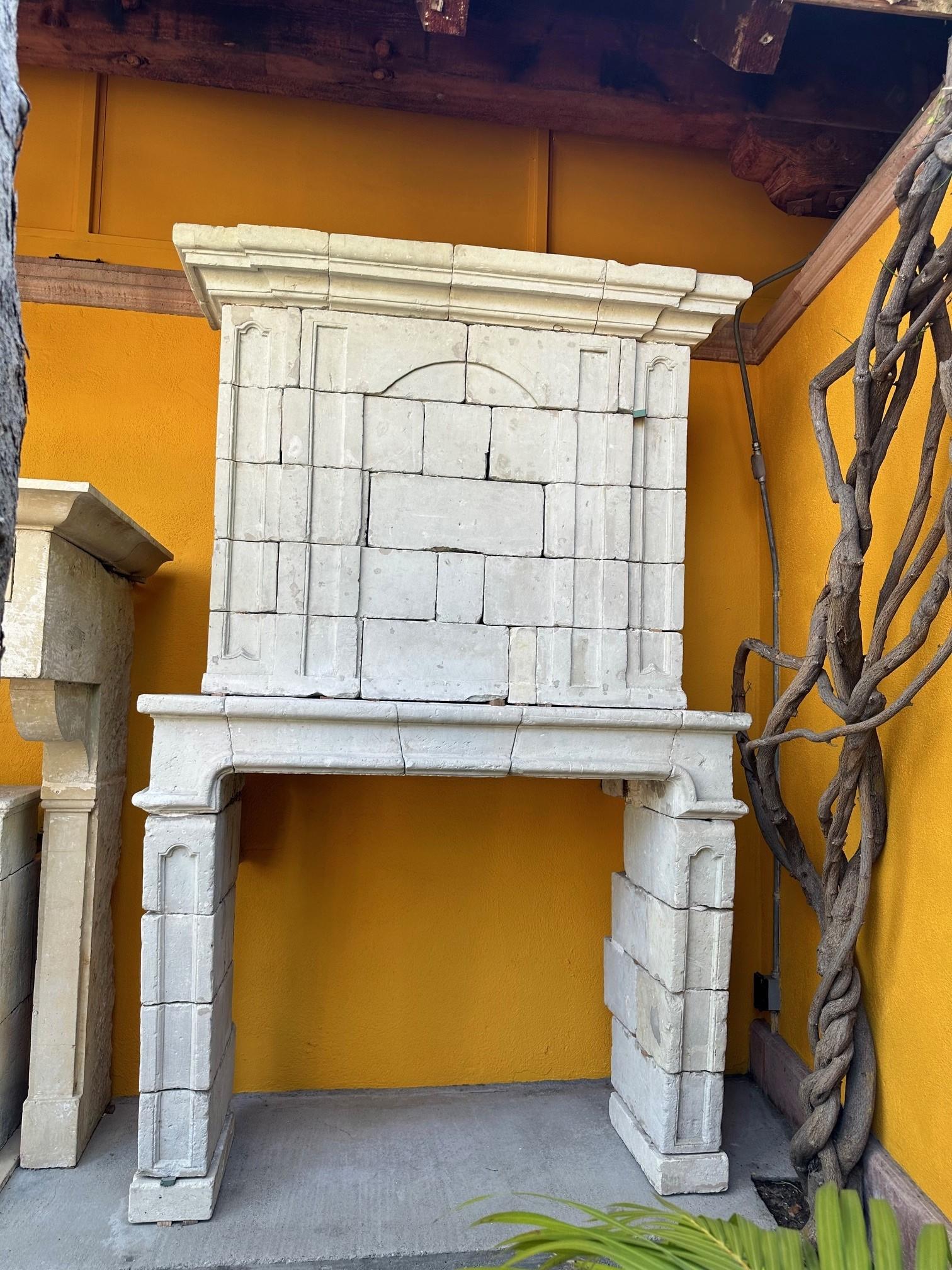 Revestimiento de chimenea de piedra tallada antigua Los Angeles CA Francés en venta