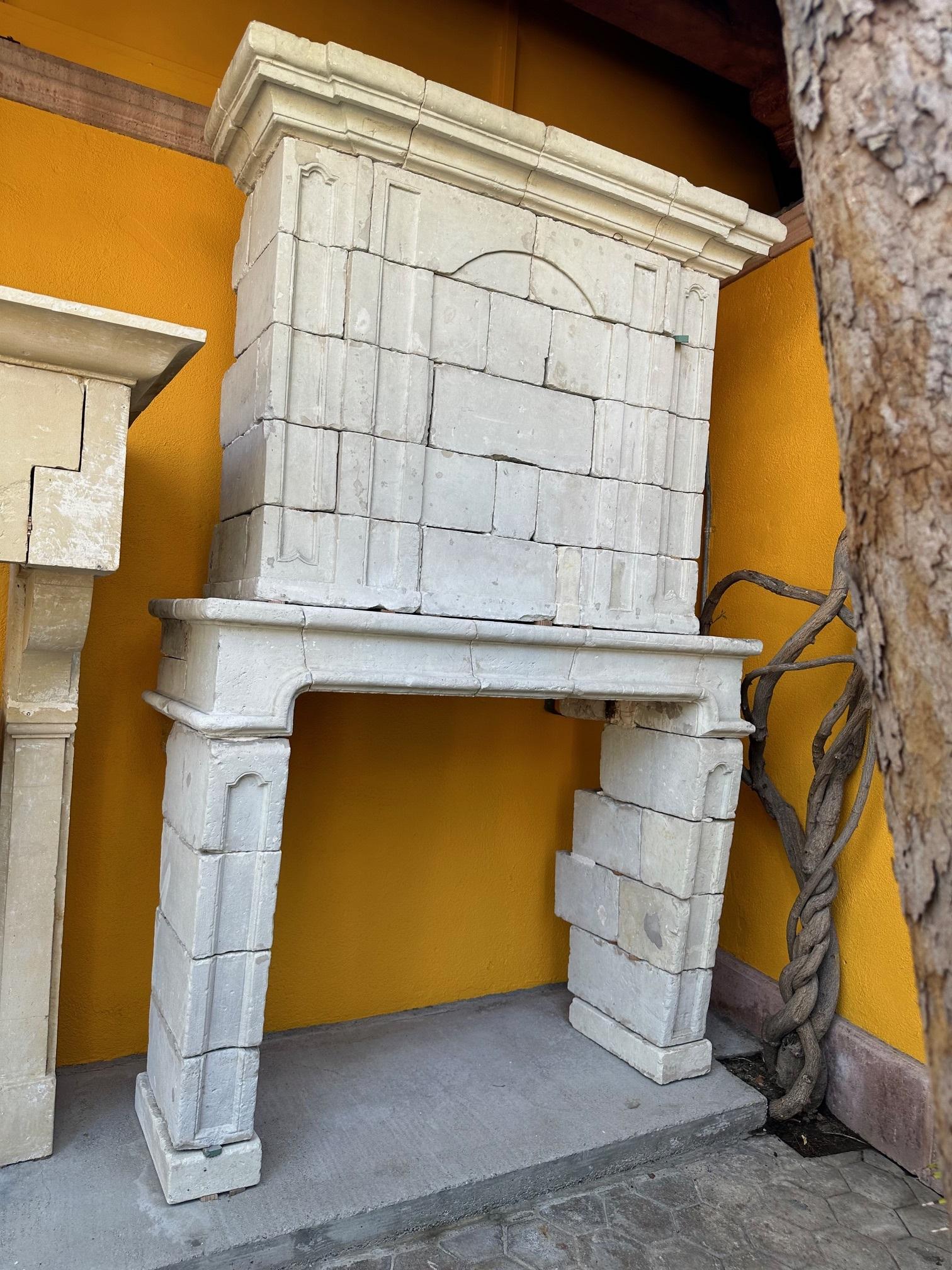 Revestimiento de chimenea de piedra tallada antigua Los Angeles CA siglo XVIII en venta