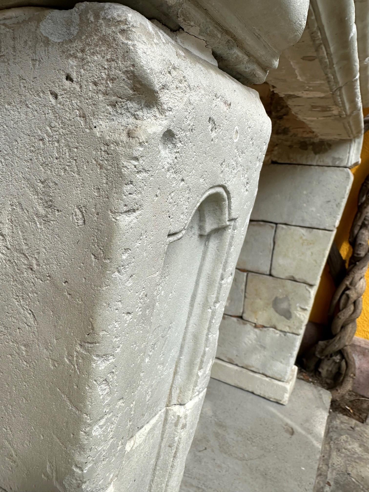 Revestimiento de chimenea de piedra tallada antigua Los Angeles CA en venta 2