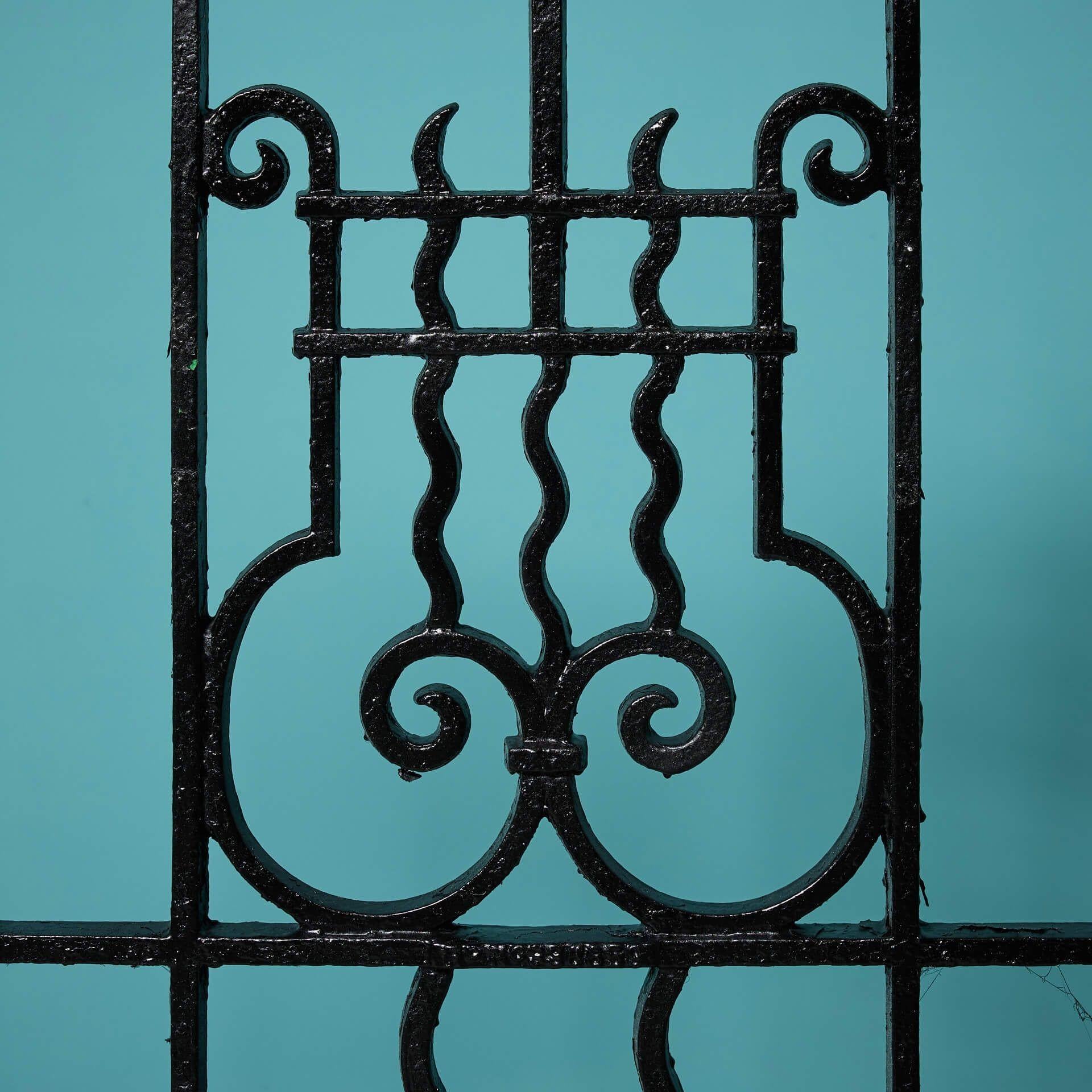 Anglais Portail latéral en fonte anglaise ancienne récupérée en vente