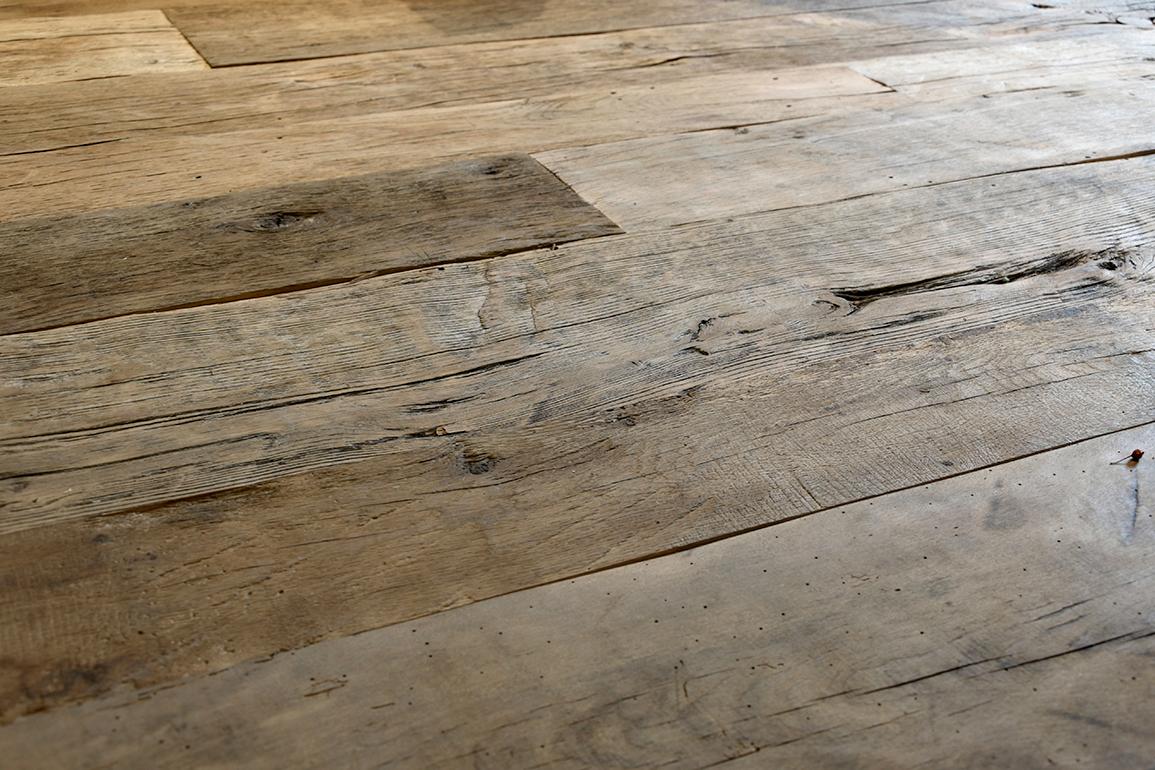 Very beautiful antique reclaimed wooden floor boards from
European origin.

With lengths varying and varying widths between 14 and 26 cm.
The floor consists of a multi-plank with 6 mm top layer and 
total thickness of 21 mm.