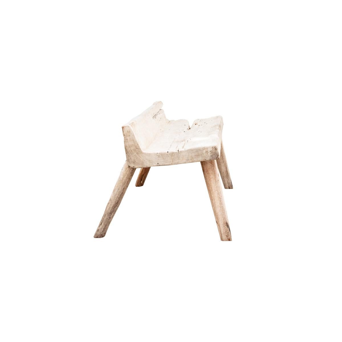 Le bois massif est récupéré et réutilisé pour créer une œuvre d'art fonctionnelle et organique. Ce banc présente une silhouette unique tout en restant confortable. La nature récupérée du banc s'accompagne de ses propres caractéristiques et d'une