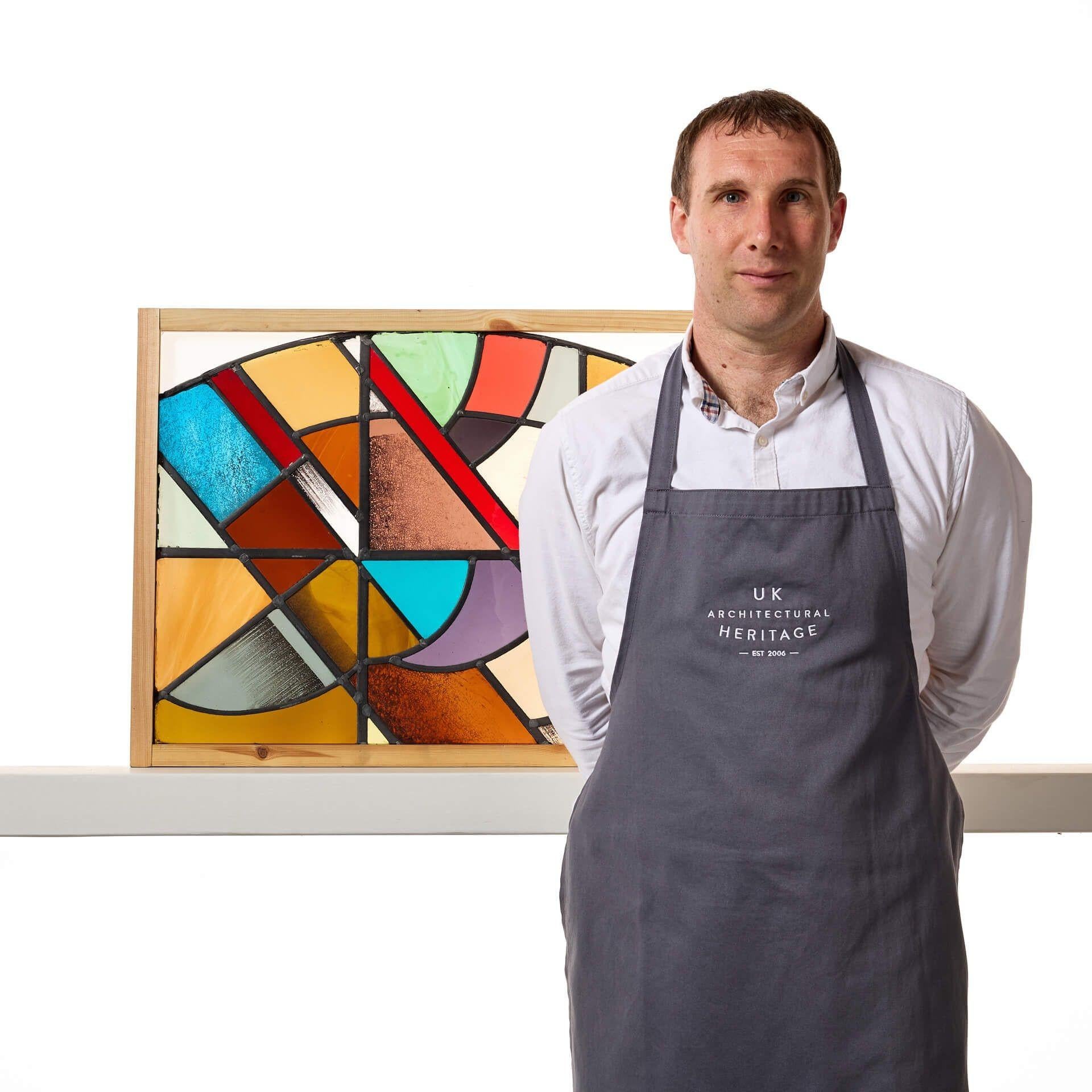 Eine wiederhergestellte, flach gewölbte Glasmalerei von Goddard und Gibbs mit abstraktem Design.

Es handelt sich um eine modernistische Glasmalerei mit einem ungewöhnlichen Design, bei dem eine Reihe von leuchtenden Farben, Formen und Mustern zu