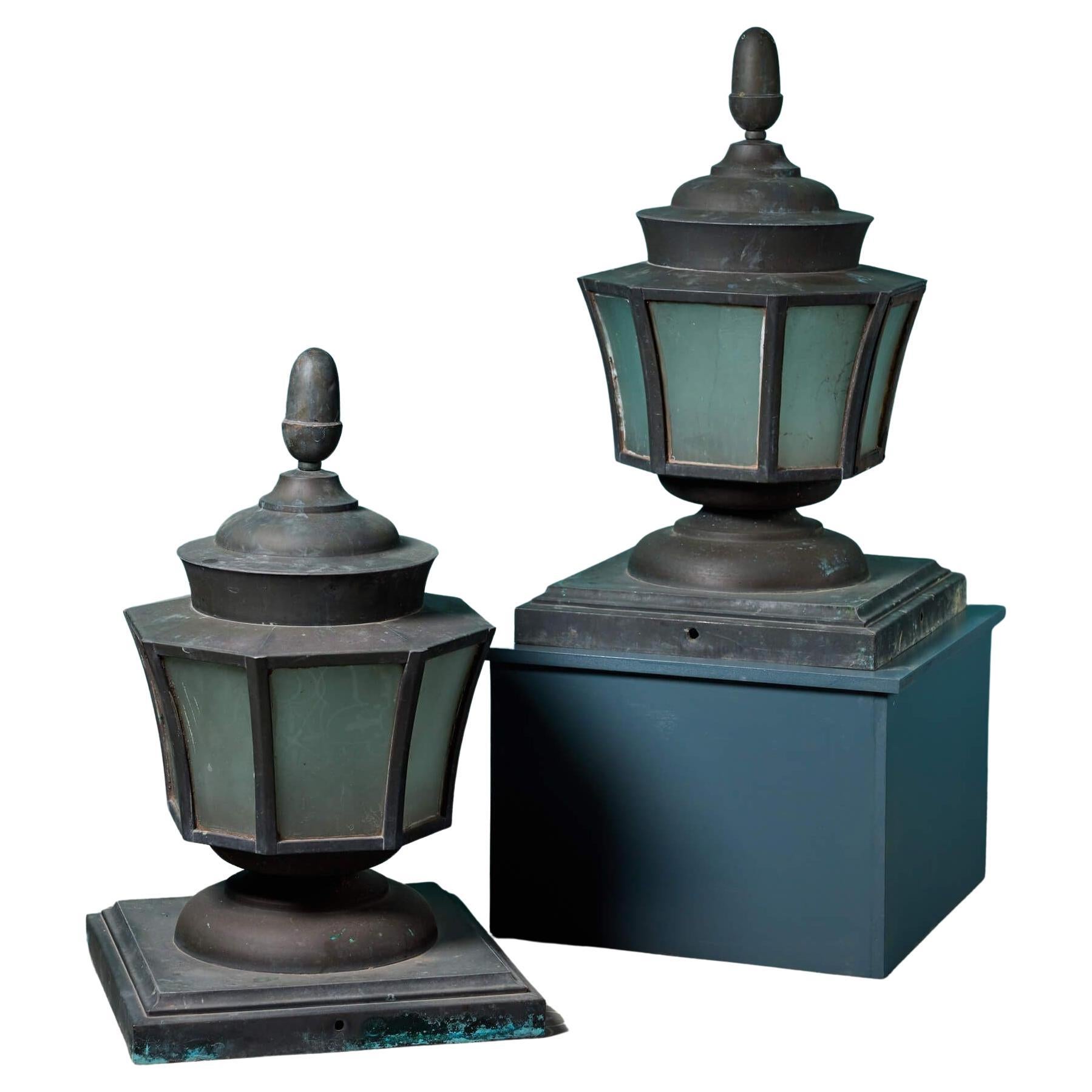 Bouchons de lanterne Art déco en bronze récupéré en vente