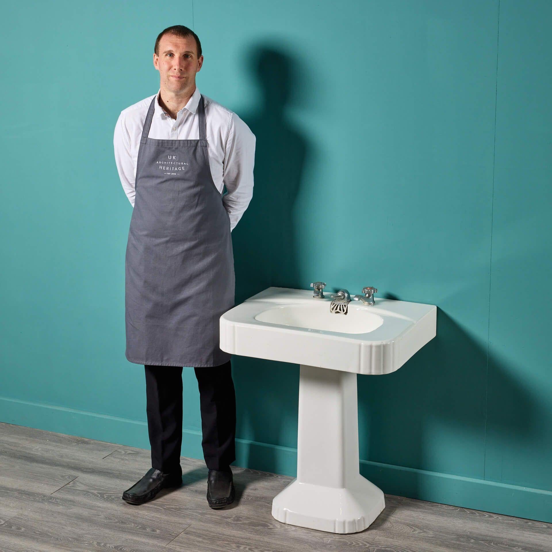 A reclaimed art deco Porcher porcelain pedestal sink dating from the 1930s. This elegant piece comes with a matching pedestal and stylish taps. This 1930s style would make for a sophisticated and smart look in a contemporary or period