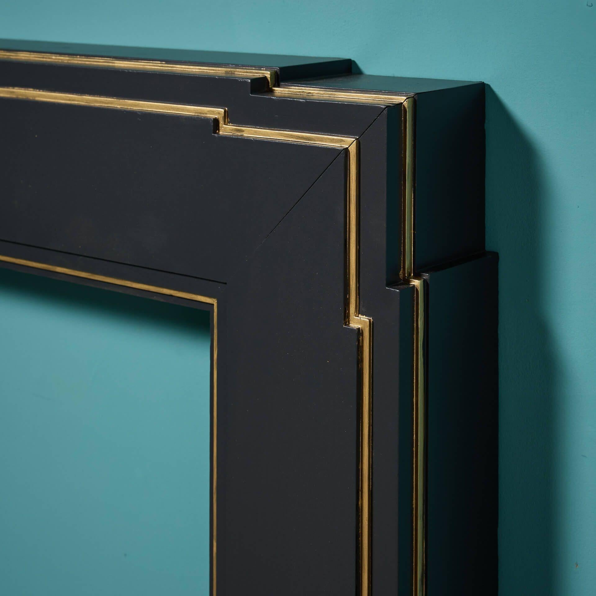 Art déco Cheminée Art Déco récupérée, peinte en noir et or en vente