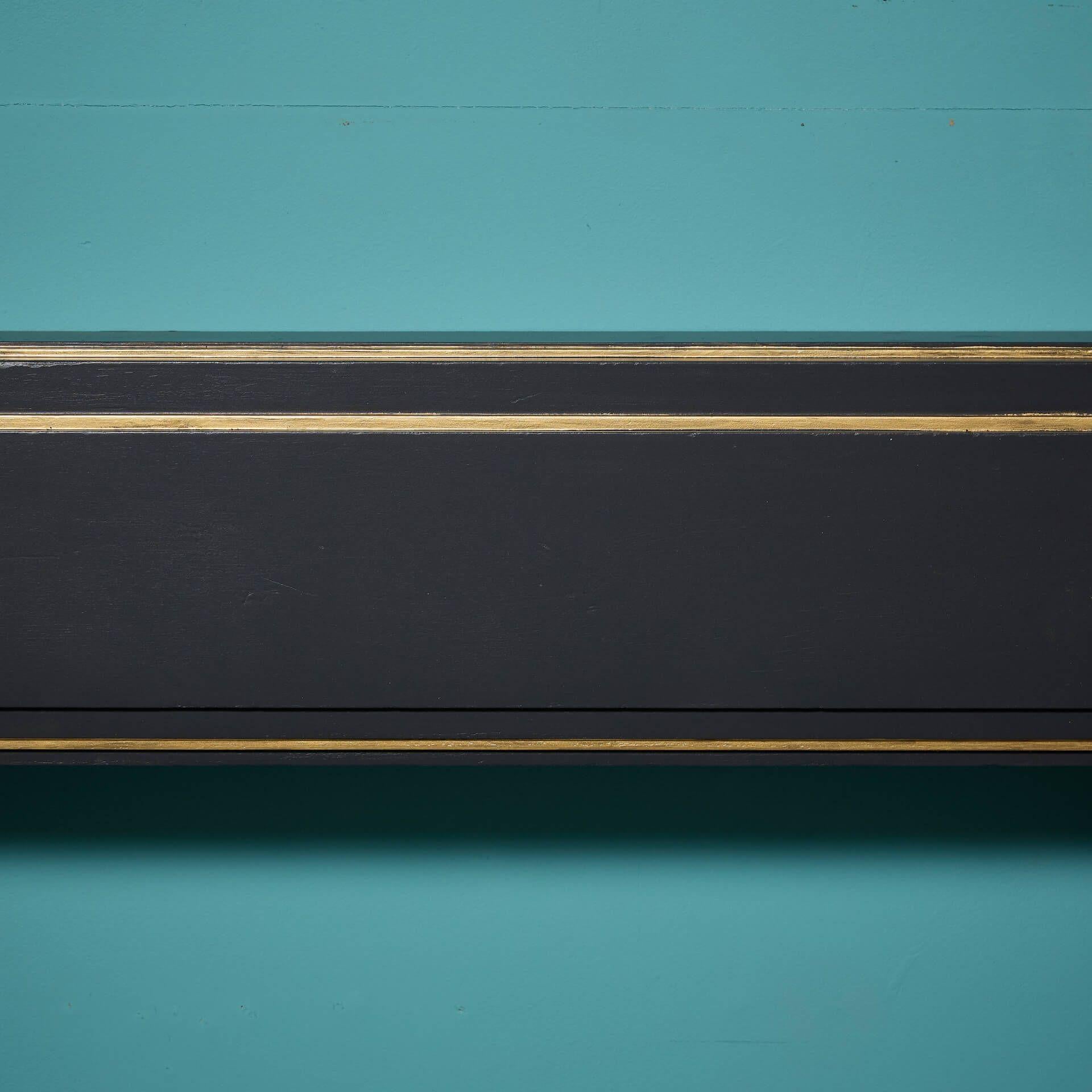 Anglais Cheminée Art Déco récupérée, peinte en noir et or en vente