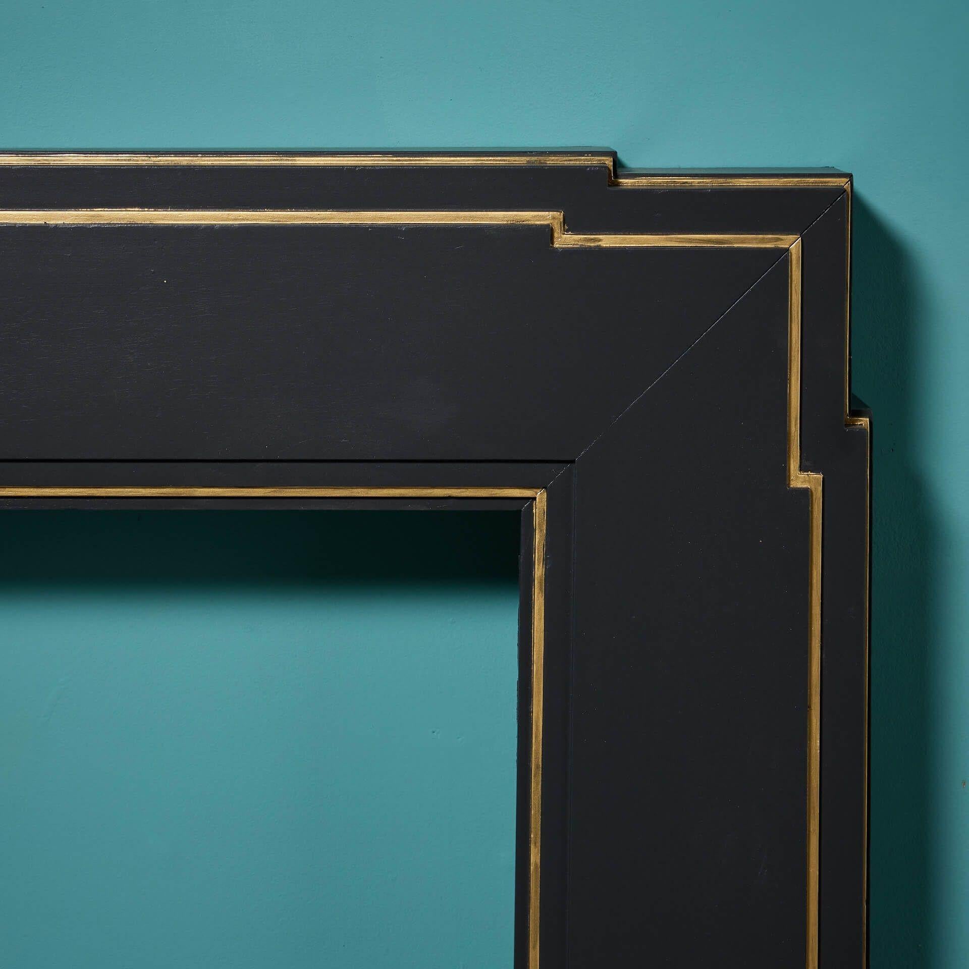 Peint Cheminée Art Déco récupérée, peinte en noir et or en vente