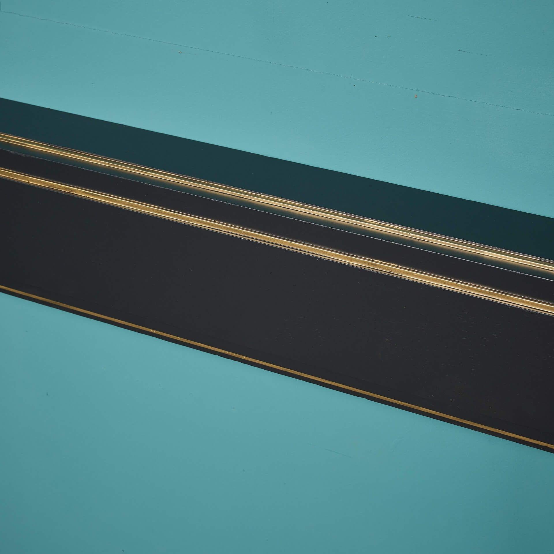 Cheminée Art Déco récupérée, peinte en noir et or État moyen - En vente à Wormelow, Herefordshire