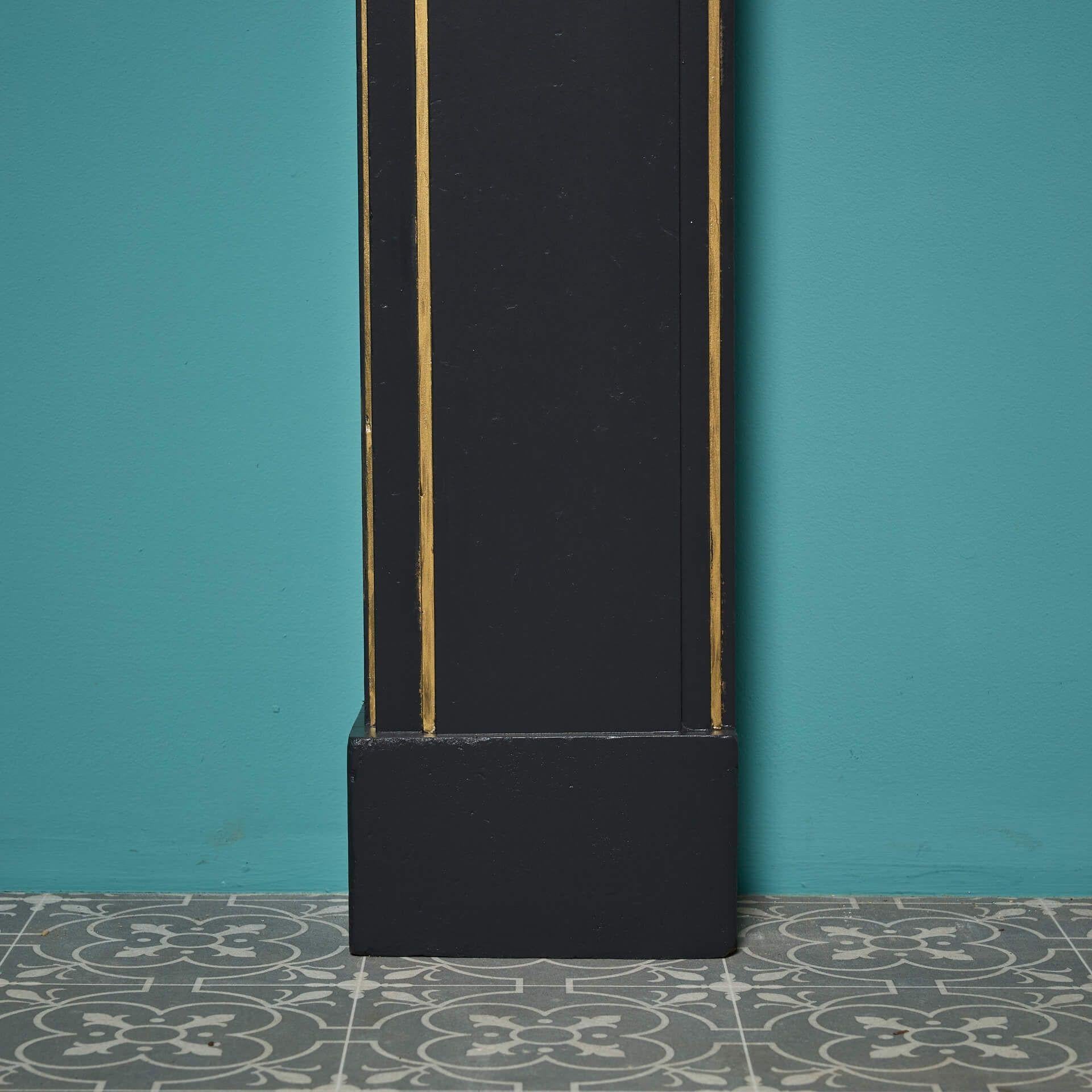 20ième siècle Cheminée Art Déco récupérée, peinte en noir et or en vente