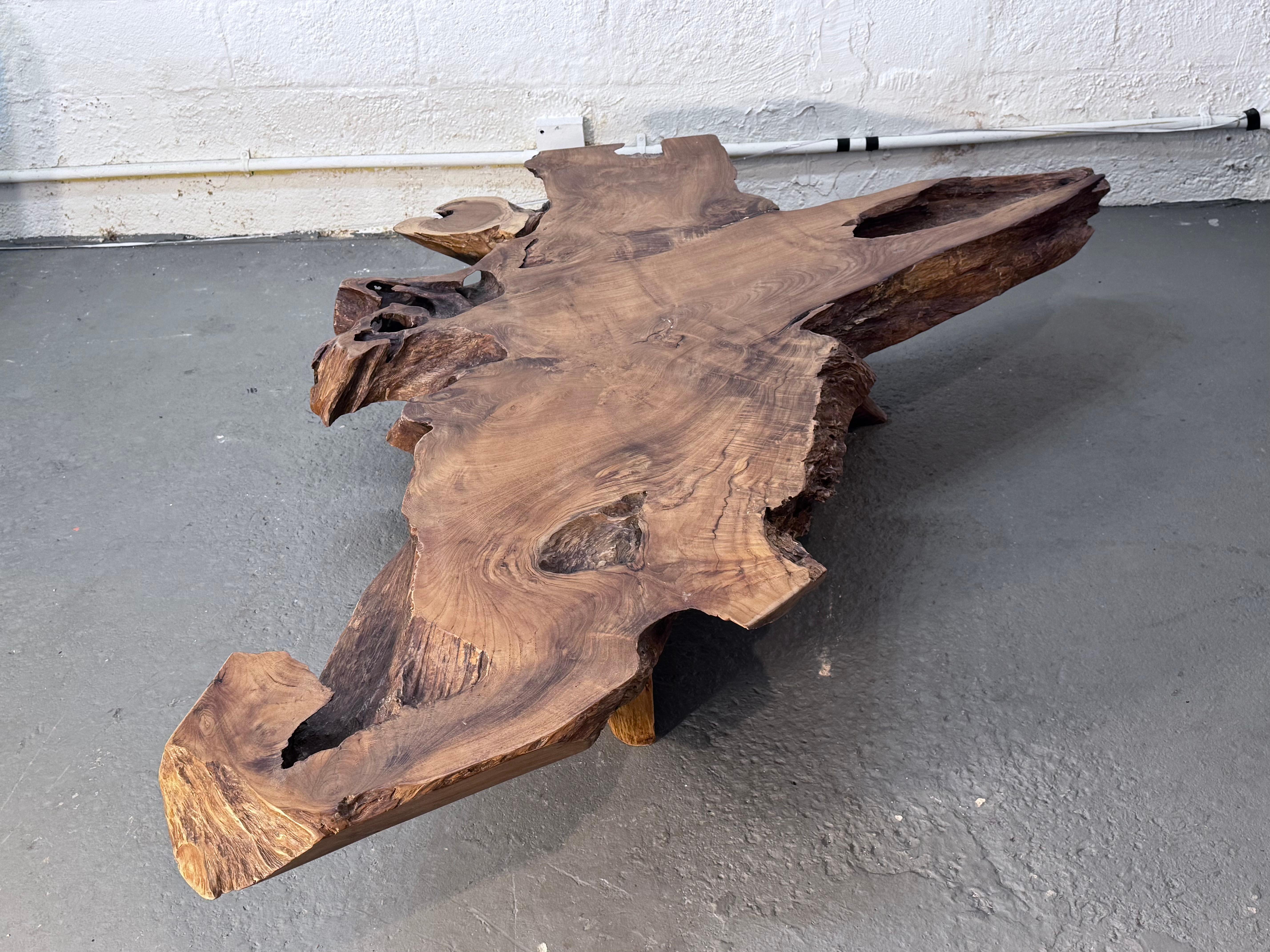 Reclaimed Brazilian Teak Live-Edge Coffee Table, Handcrafted by Rafael Calvo en venta 2