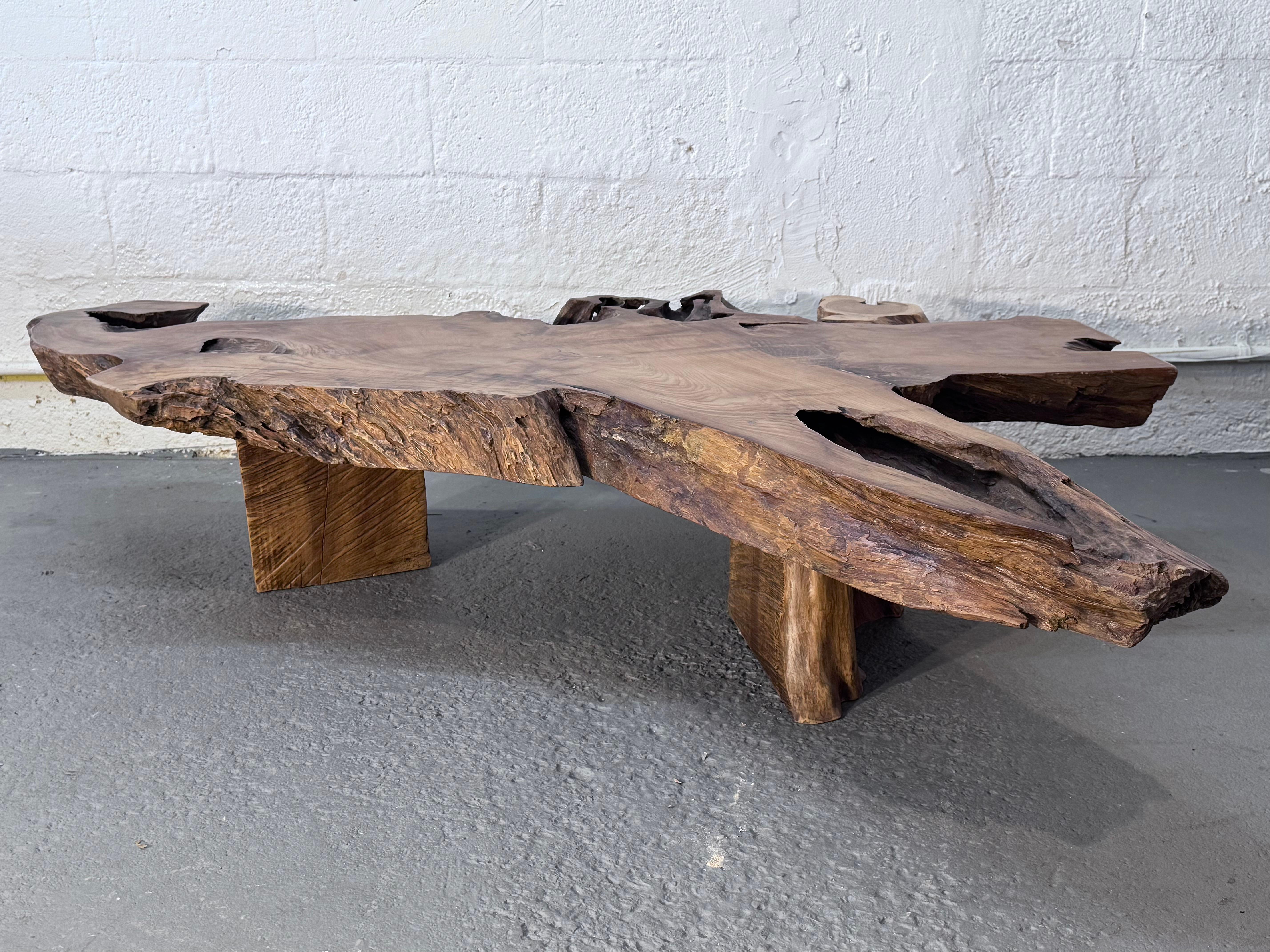 Reclaimed Brazilian Teak Live-Edge Coffee Table, Handcrafted by Rafael Calvo en venta 4