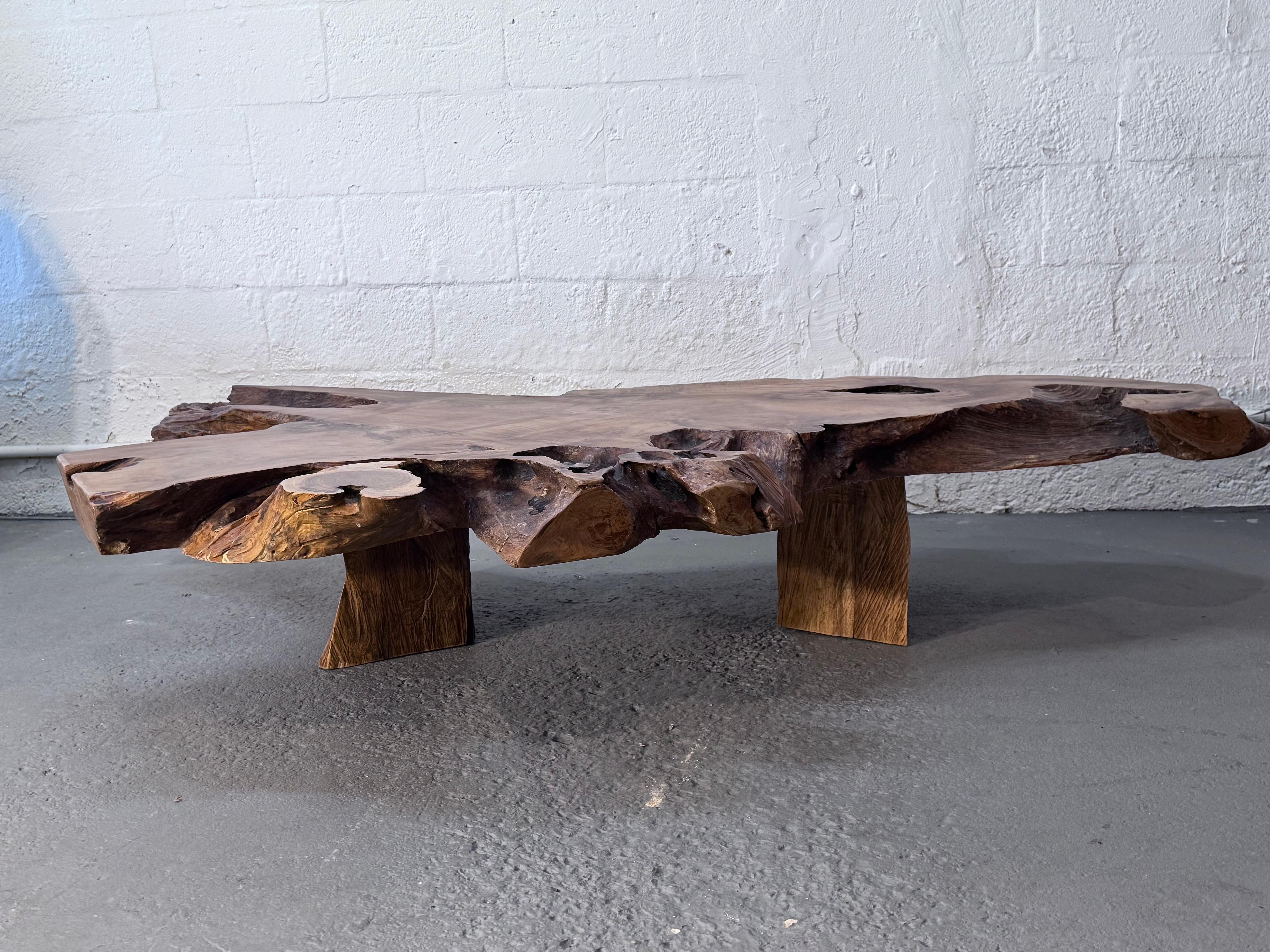 Reclaimed Brazilian Teak Live-Edge Coffee Table, Handcrafted by Rafael Calvo Estadounidense en venta
