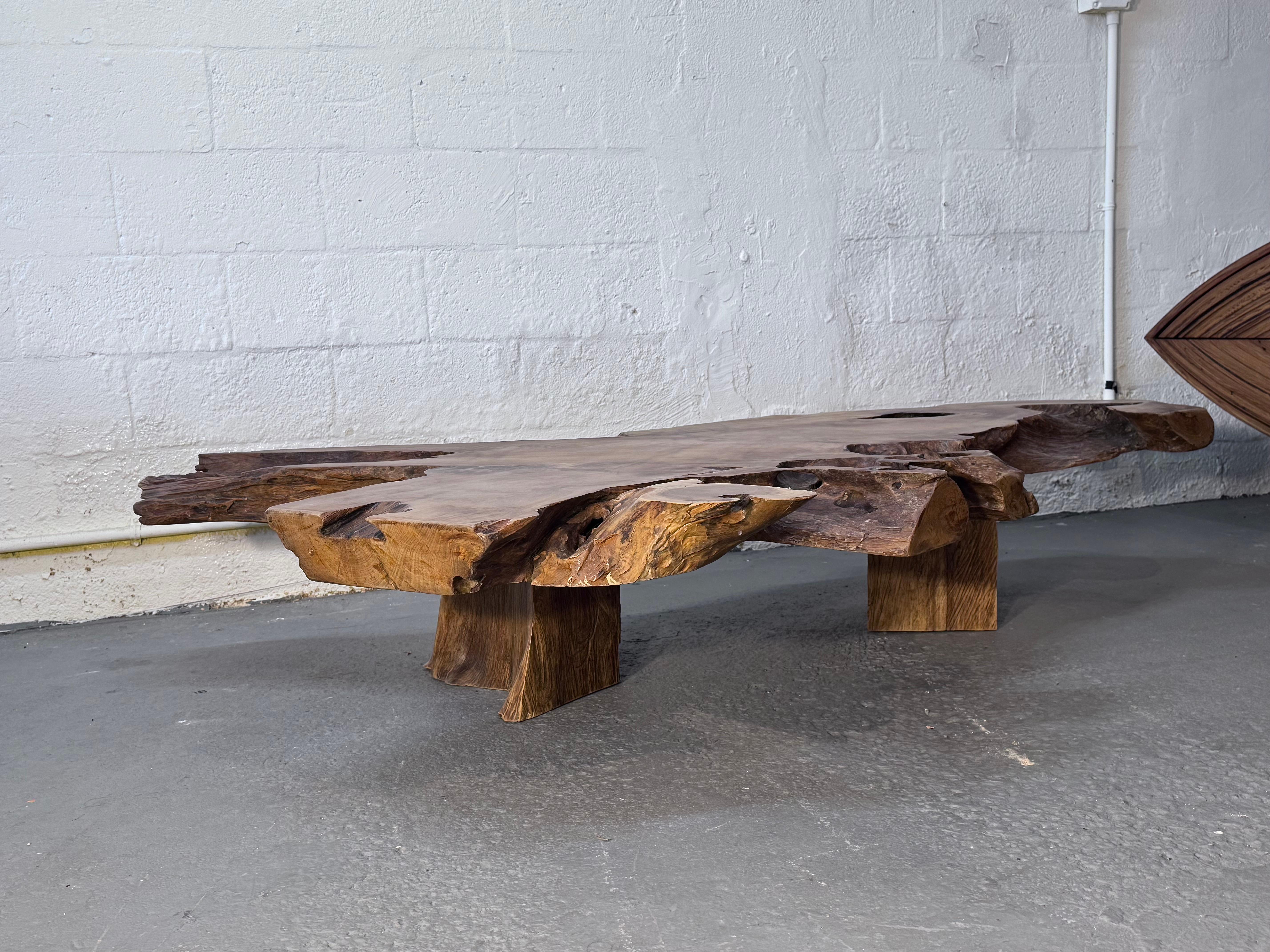 Reclaimed Brazilian Teak Live-Edge Coffee Table, Handcrafted by Rafael Calvo Hecho a mano en venta