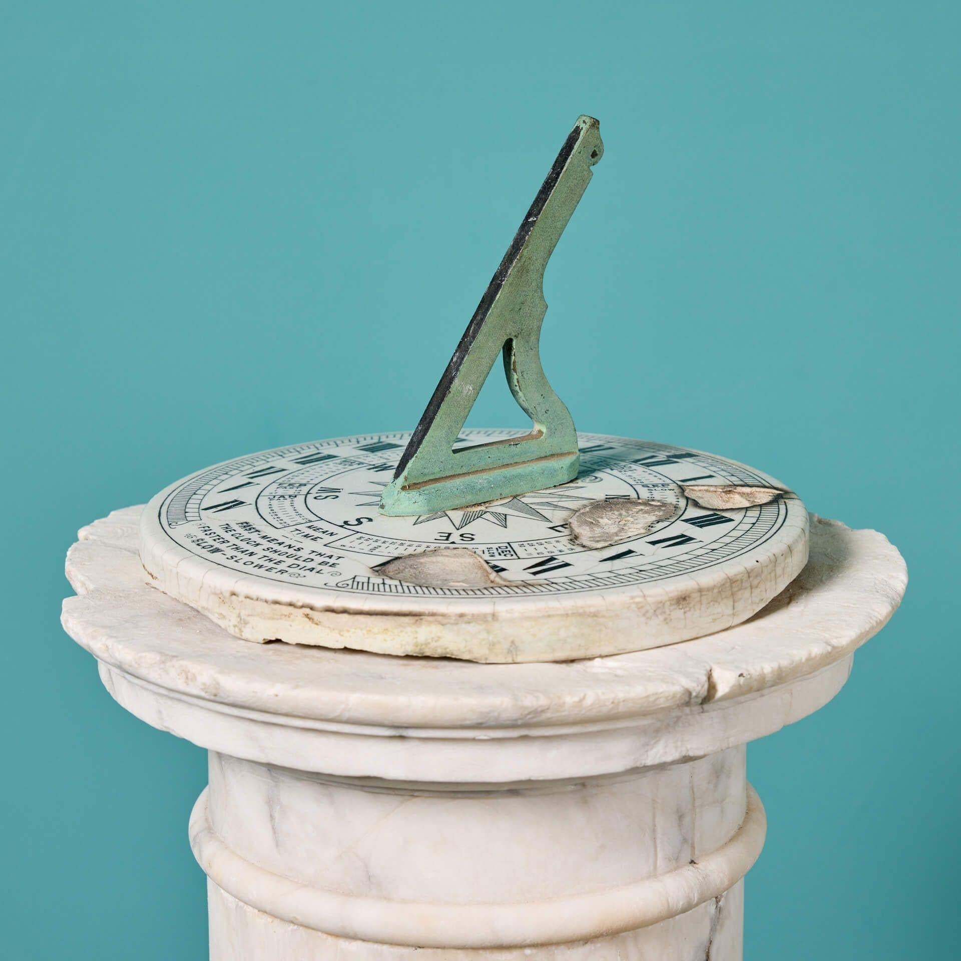 Anglais Sundial de jardin en bronze récupéré sur piédestal en albâtre en vente