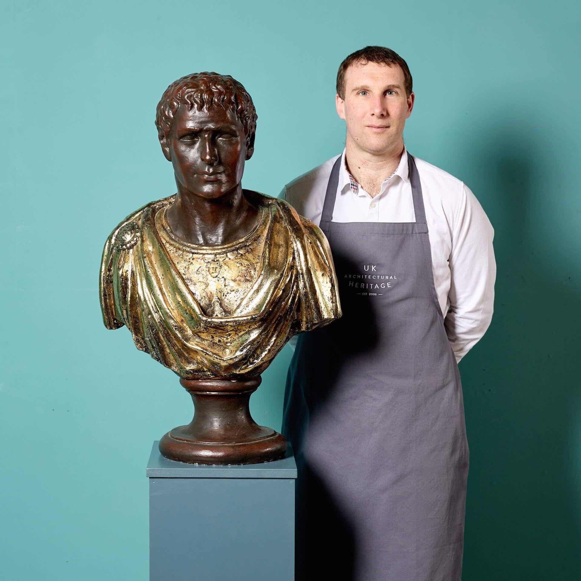 Eine großformatige, wiederhergestellte, bronzierte und vergoldete Gipsbüste des römischen Kaisers Tiberius.

Diese Büste im Grand-Tour-Stil und in beeindruckend großem Maßstab wäre ein eindrucksvolles Dekorationsstück für jedes Anwesen, das