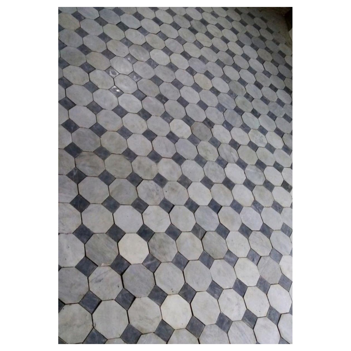 Ce summum de l'élégance est l'objet rêvé de tout concepteur de maison de luxe ou de tout propriétaire de maison personnalisée. Il s'agit d'un ensemble de carreaux authentiques en damier italien Carrara Bianco Octagonal et Nero Cabochon, récupérés