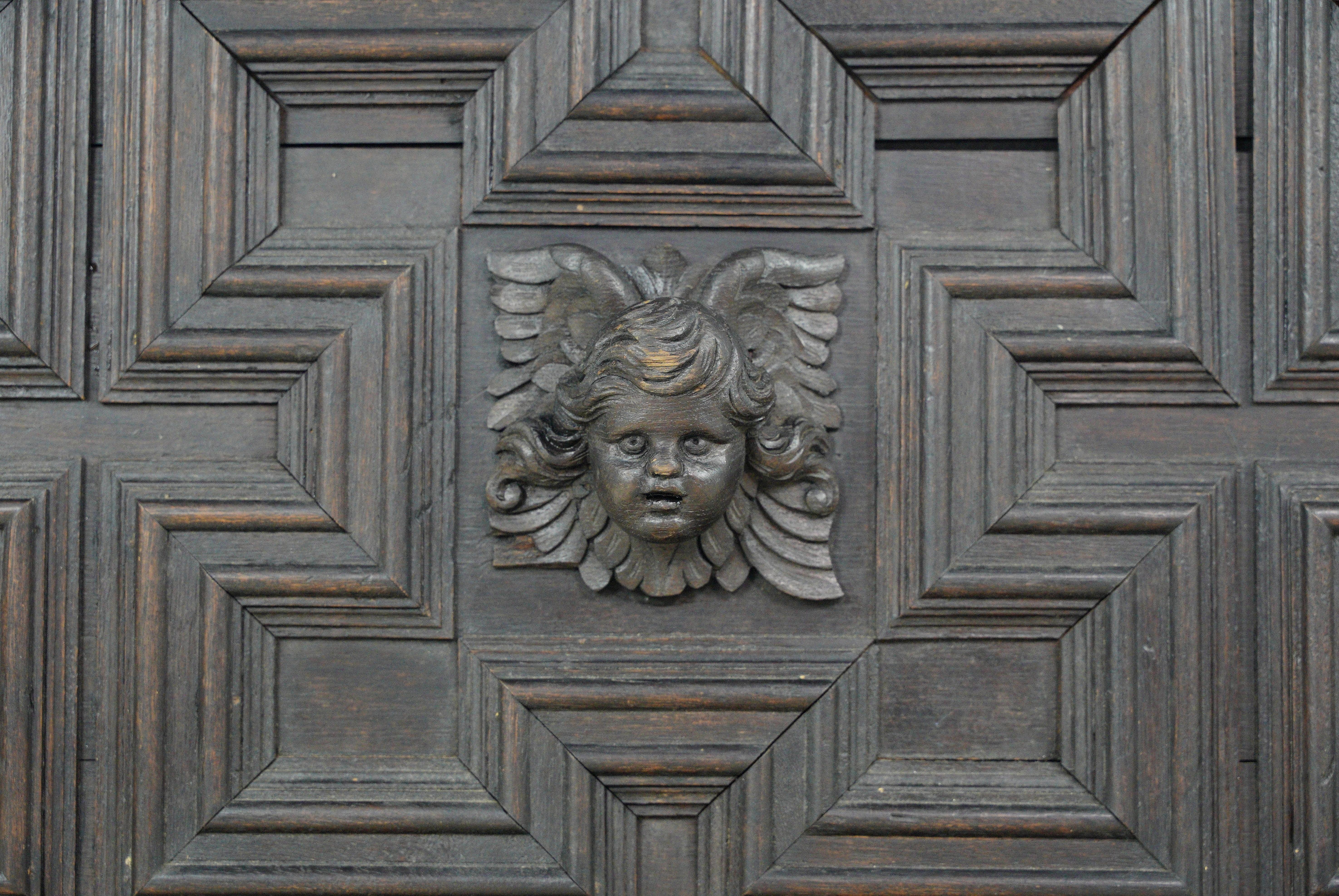 Abbellisci il tuo spazio con questa porta con modanatura ad incasso intricata e intagliata con un angelo in rilievo al centro. Questo pezzo può essere appeso alla parete così com'è o attaccato a un mobile. È in buone condizioni, con lievi segni di