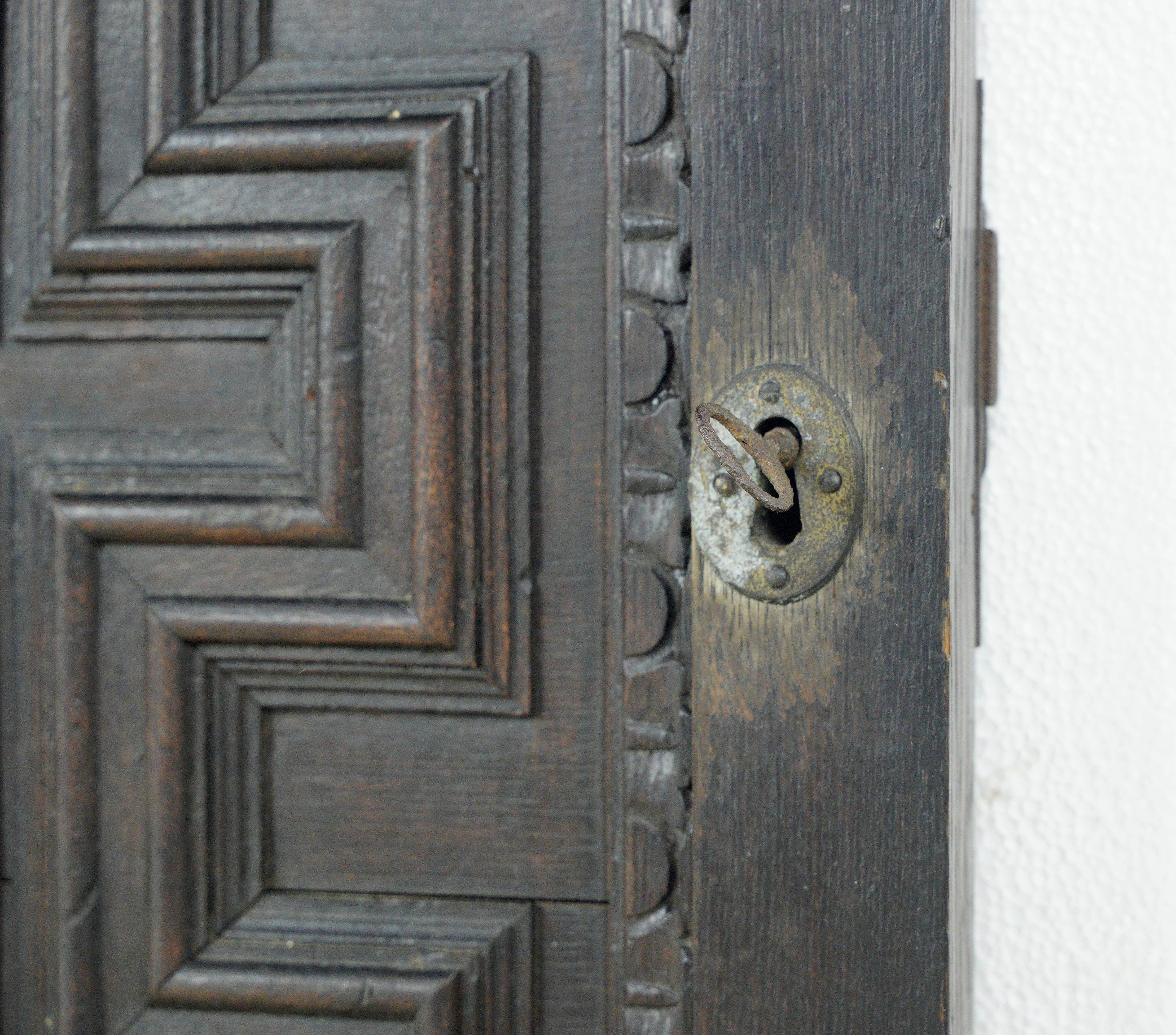Americano Anta dell'armadio in Oak Oak con chiave 27,875 x 25,625 pollici. in vendita