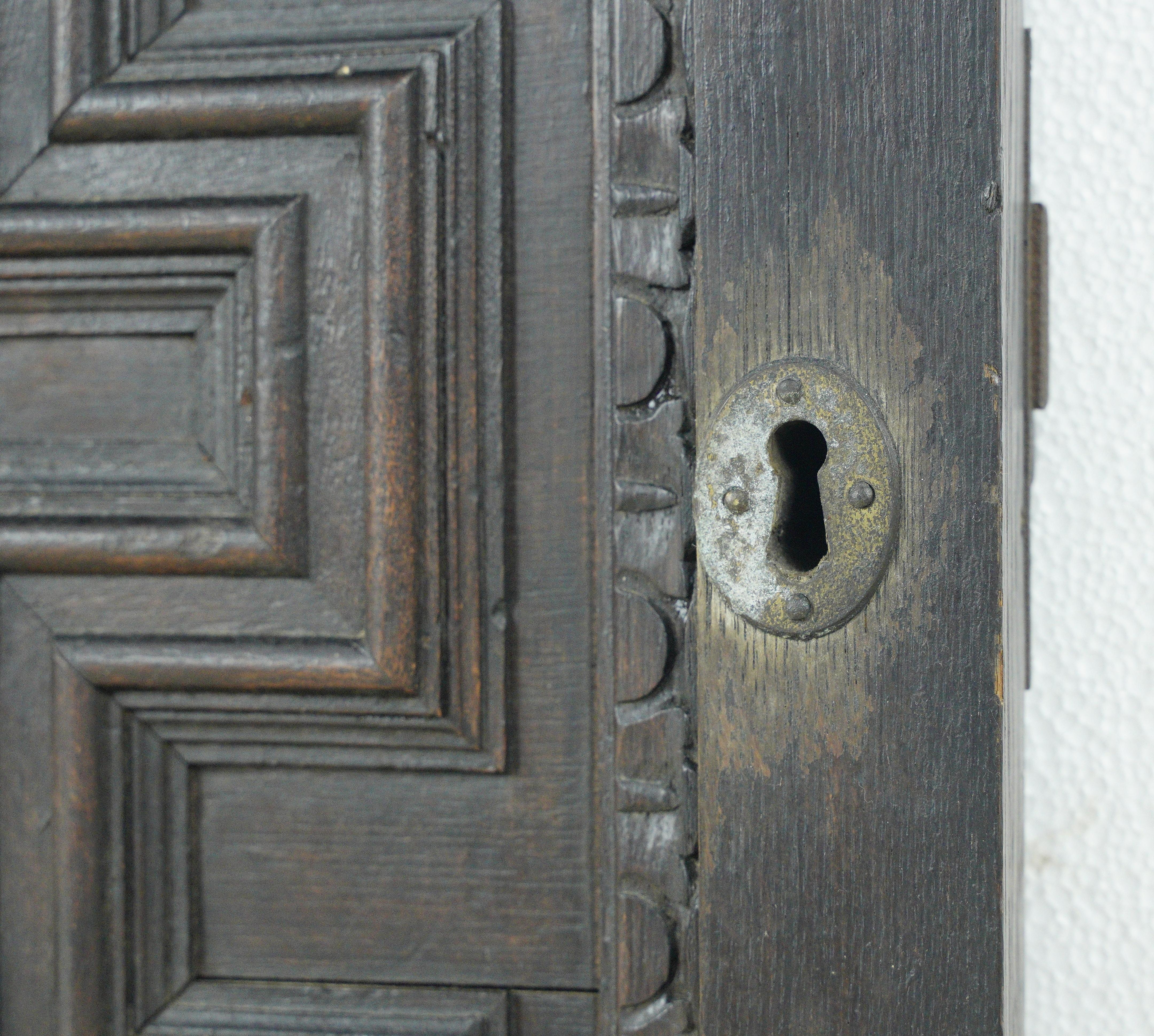 Intagliato Anta dell'armadio in Oak Oak con chiave 27,875 x 25,625 pollici. in vendita