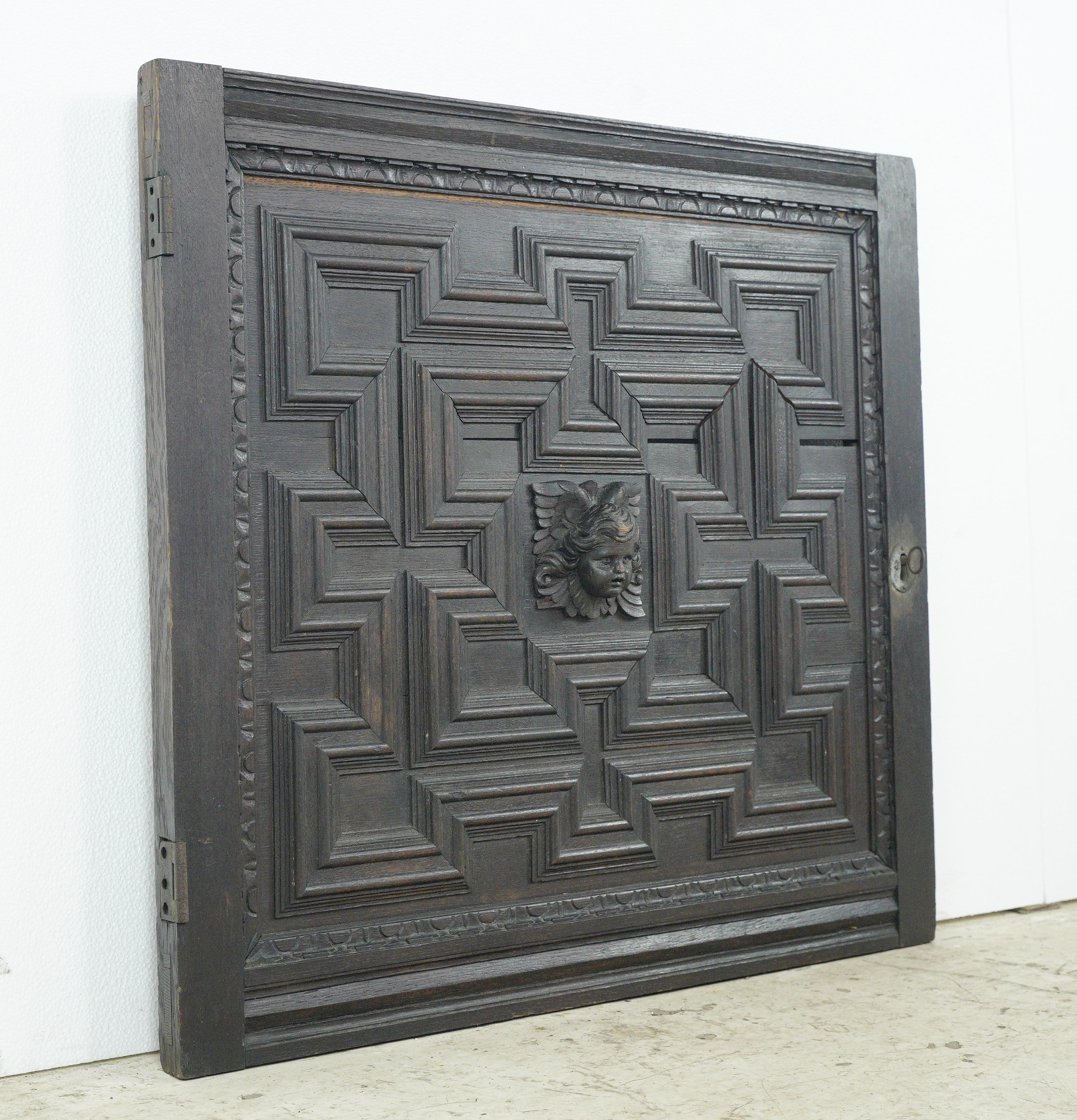 XX secolo Anta dell'armadio in Oak Oak con chiave 27,875 x 25,625 pollici. in vendita
