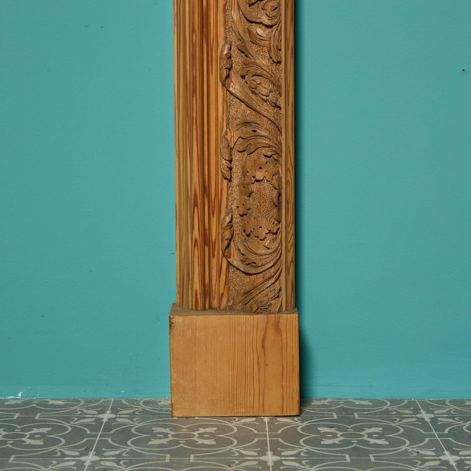 Aufgearbeitete geschnitzte Kiefer Bolection Kamin Mantel im Zustand „Relativ gut“ im Angebot in Wormelow, Herefordshire