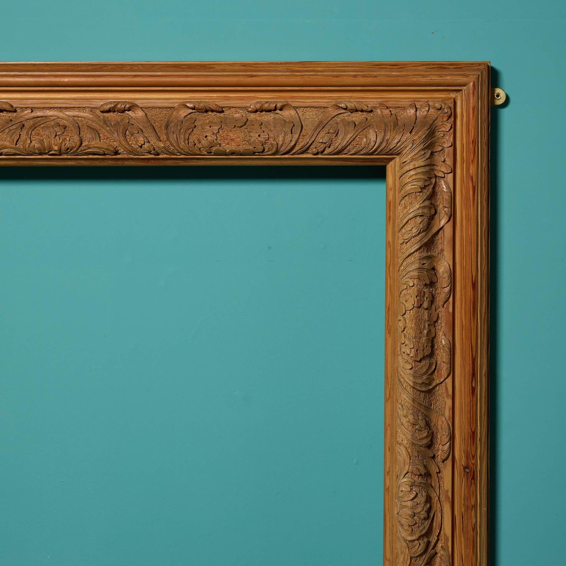 Aufgearbeitete geschnitzte Kiefer Bolection Kamin Mantel (Georgian) im Angebot