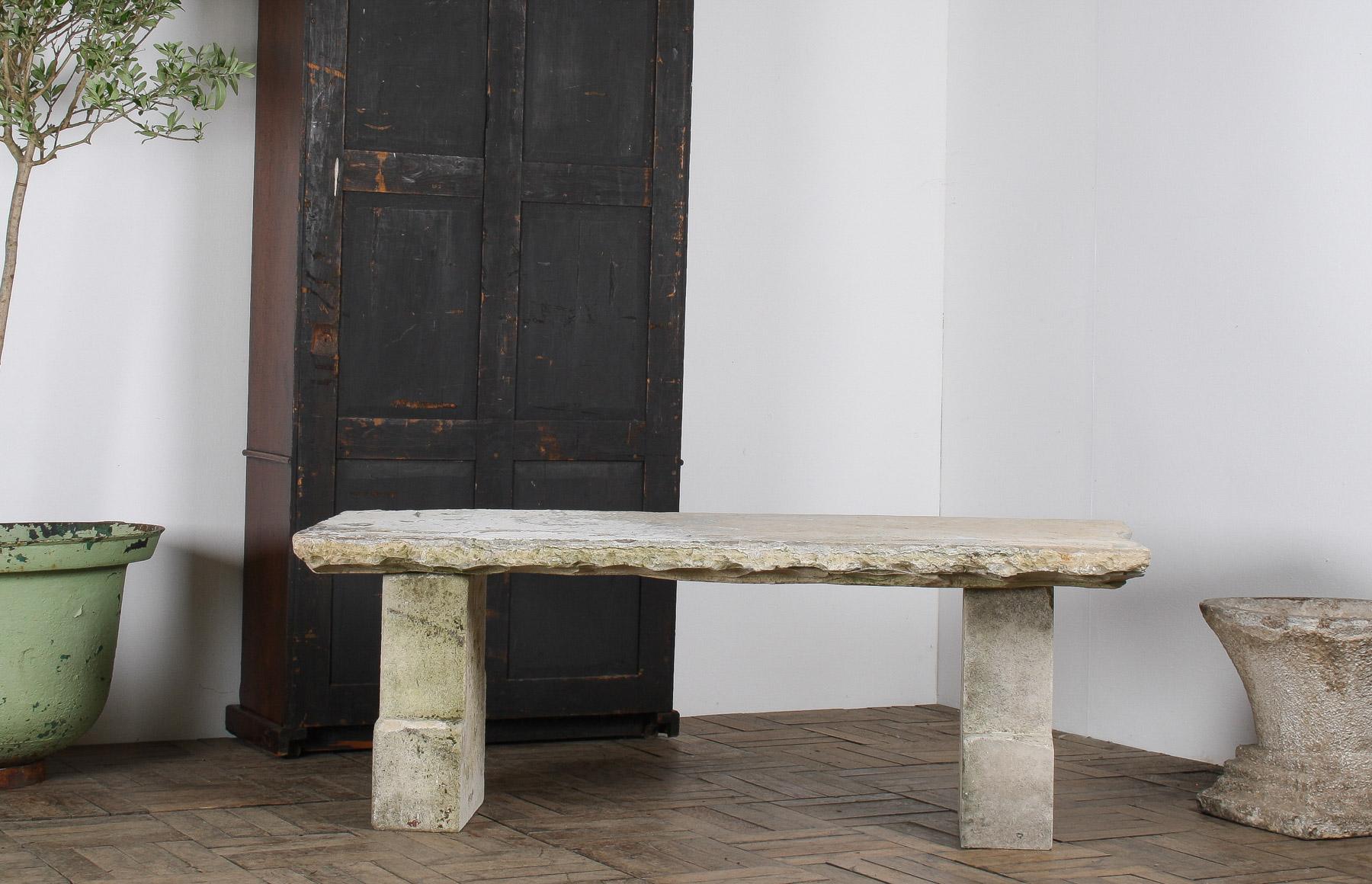 Un superbo pezzo da giardino inglese, questa splendida panchina da giardino in pietra scolpita di recupero è un perfetto esempio di fascino rustico ed eleganza senza tempo. Questo squisito banco presenta un piano realizzato in Yorkstone, che ha