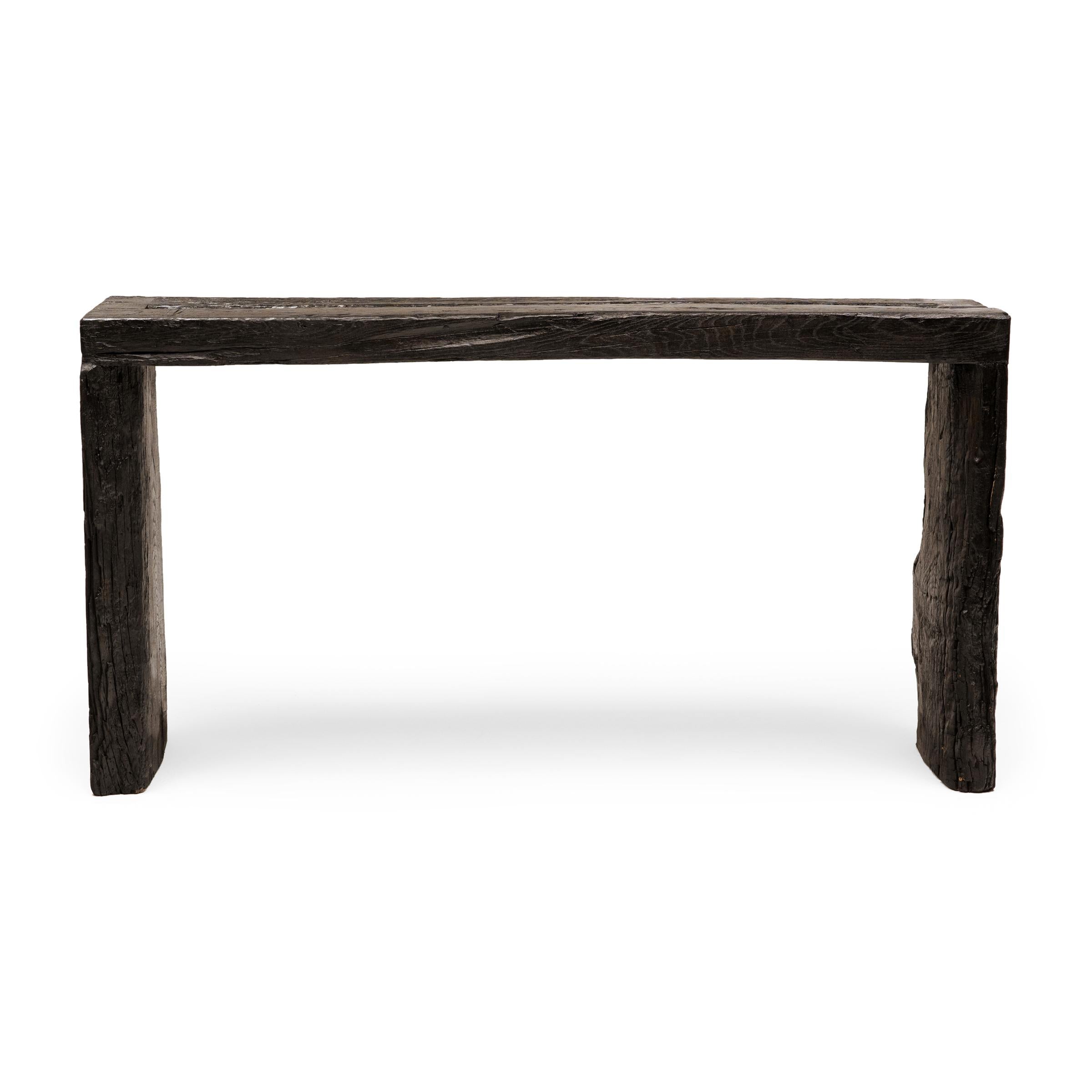 Dieser moderne Konsolentisch ist eine Zelebrierung des Wabi-Sabi-Stils. Der Tisch ist aus Holz gefertigt, das aus der Architektur der Qing-Dynastie stammt, und hat ein minimalistisches Wasserfalldesign mit schwalbenschwanzförmigen Ecken, die