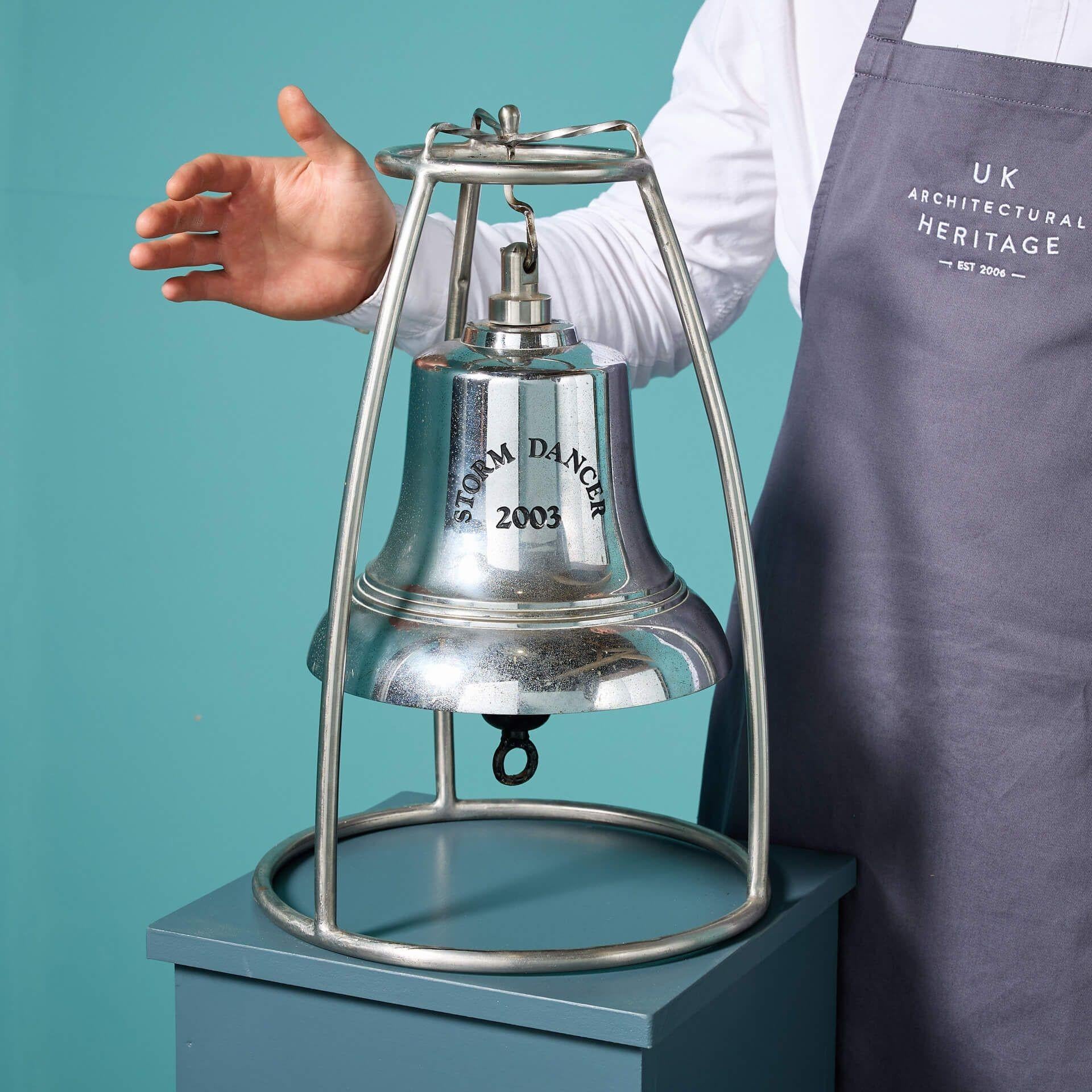 Un oggetto interessante per i collezionisti di nautica: una campana marittima in bronzo cromato di recupero con la scritta 