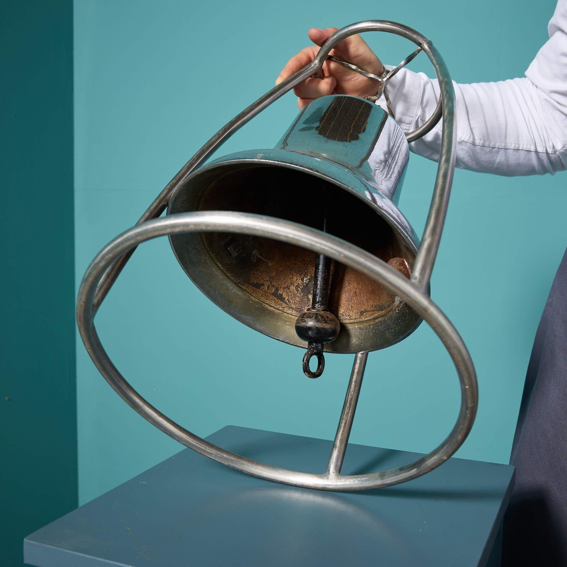 Campana marittima in bronzo cromato di recupero con supporto In condizioni discrete in vendita a Wormelow, Herefordshire