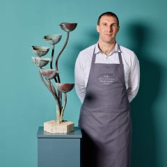 Kaskadenförmiges Wasserelement aus aufgearbeitetem Kupfer