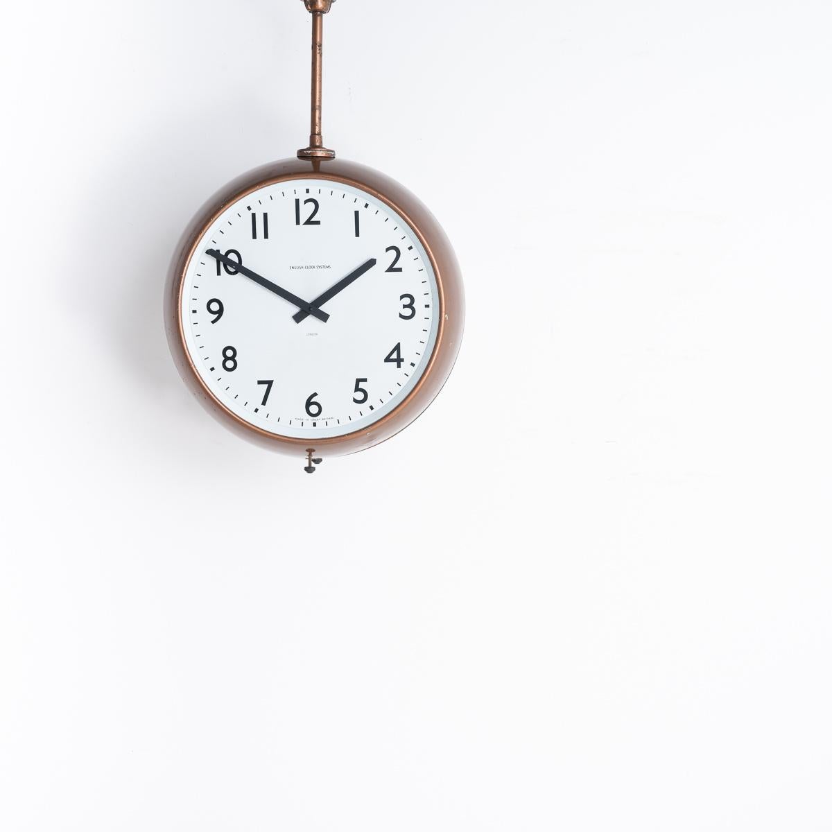 DOPPELSEITIGE UHR AUS DER FABRIK

Eine originale doppelseitige Fabrikuhr, die aus der Westons Cider Factory in Herefordshire zurückgewonnen wurde.

Hergestellt von English Clock Systems Ltd in London, England, um 1960.

Die ursprüngliche
