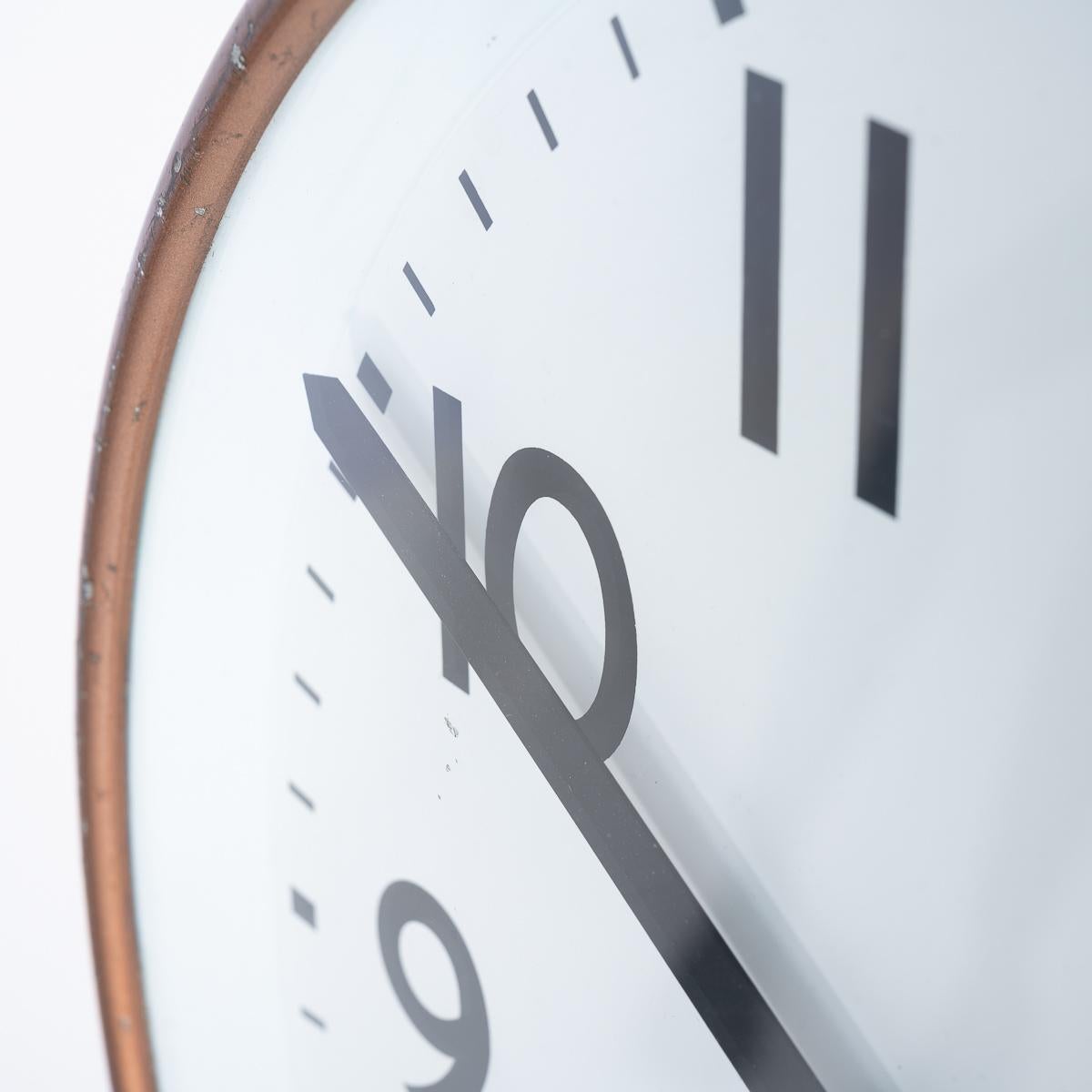 Britannique Horloge d'usine double face récupérée par English Clock Systems en vente