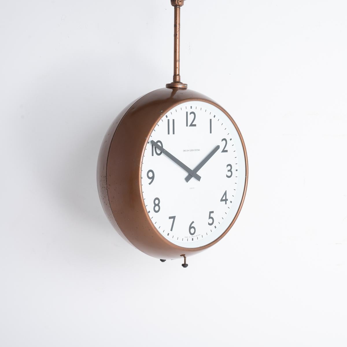 Recycelte doppelseitige Fabrikuhr von English Clock Systems (Mitte des 20. Jahrhunderts) im Angebot