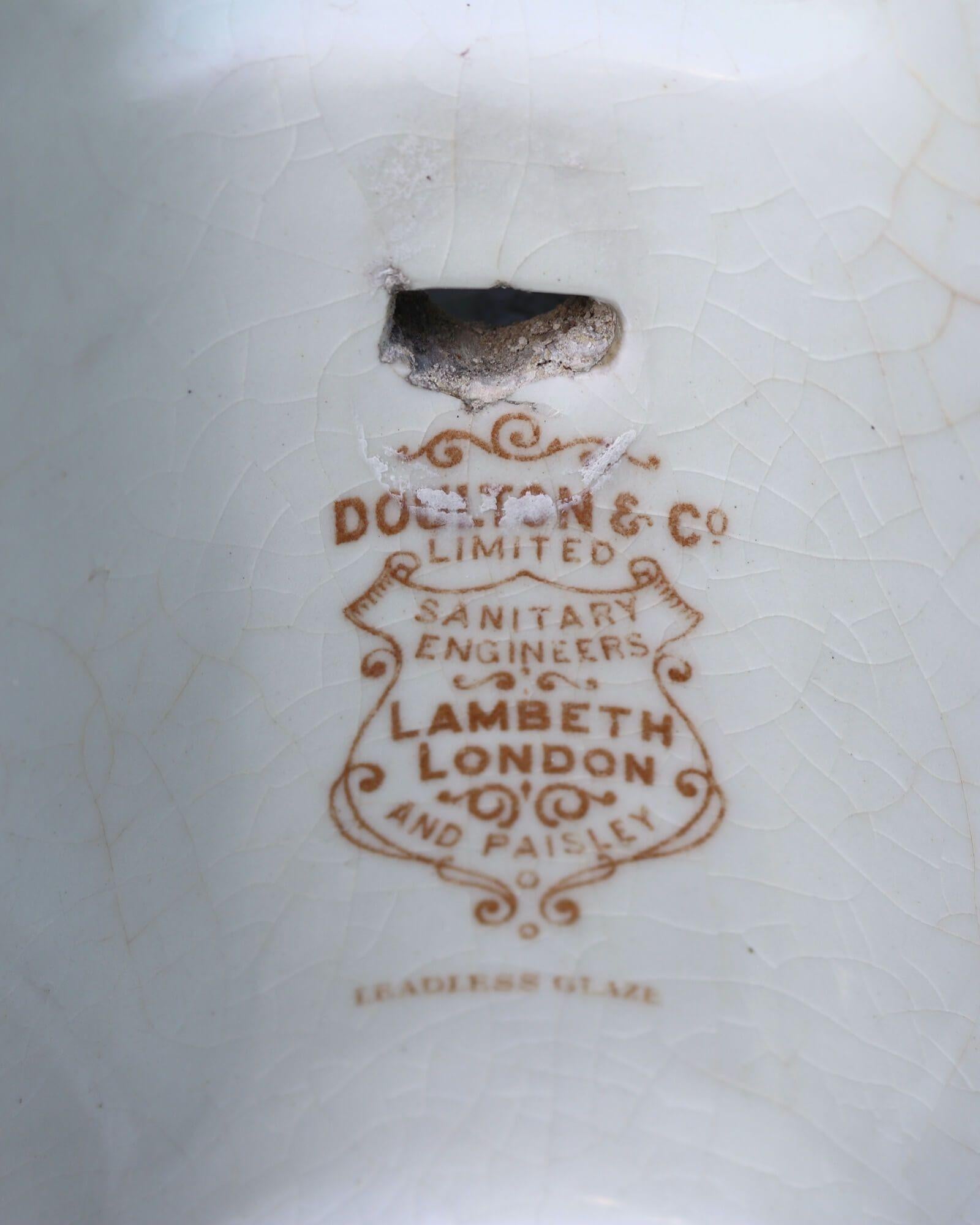 Anglais Meuble de toilette ancien sur piédestal de Doulton & Co récupéré en vente