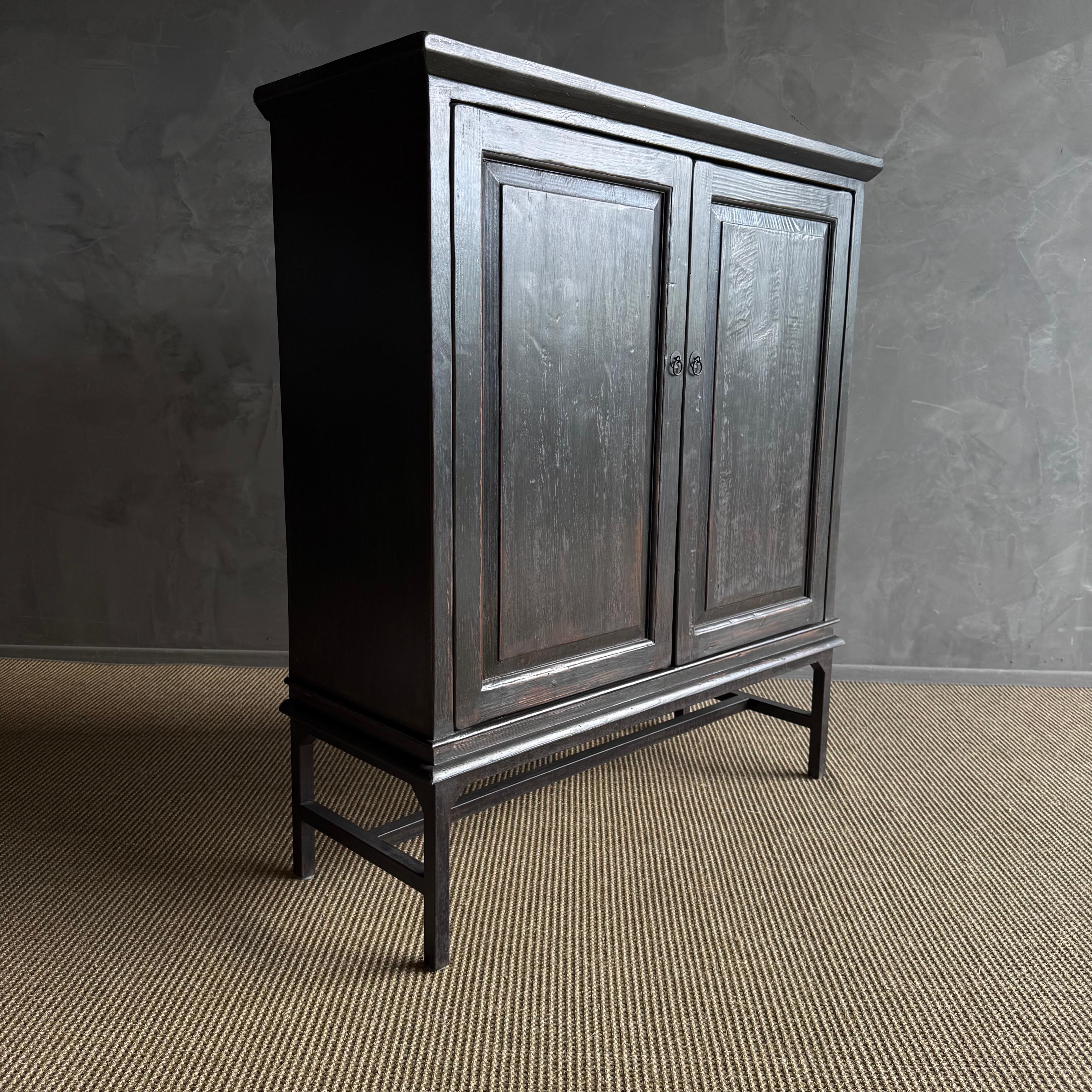 Mobile bar in legno di ebano recuperato con gambe in metallo in vendita 5