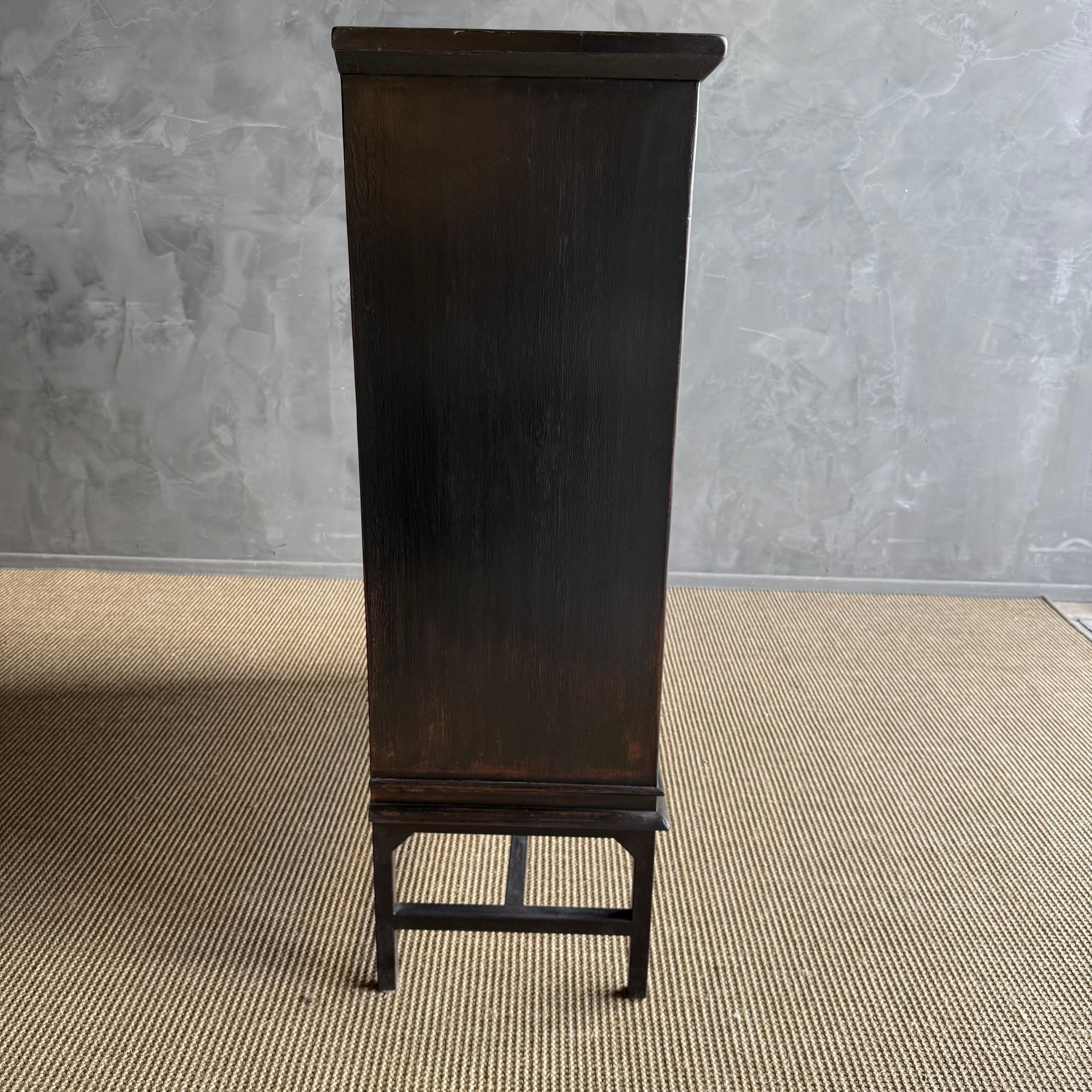 Mobile bar in legno di ebano recuperato con gambe in metallo in vendita 6