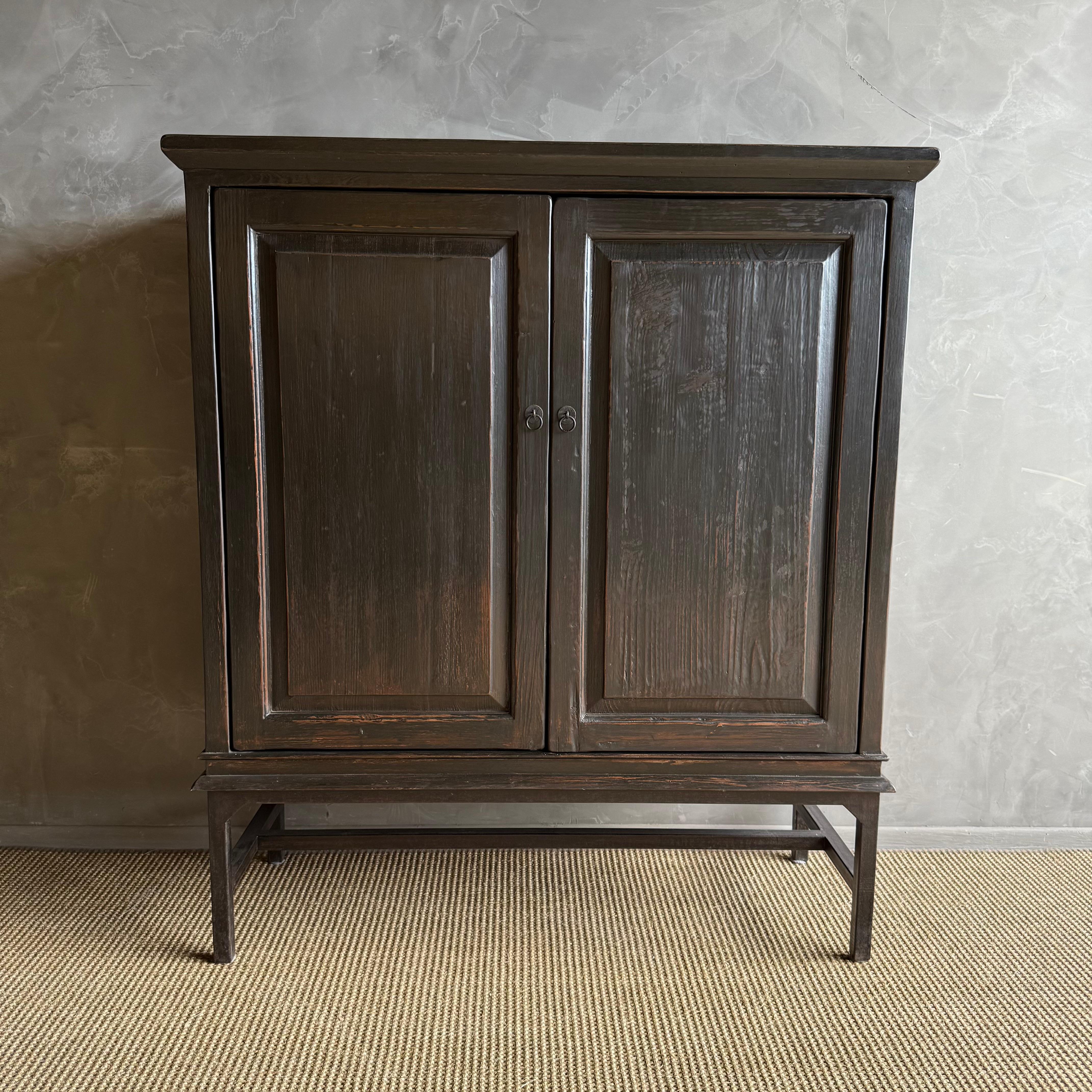 Mobile bar in legno riciclato con base in metallo. Molto solido e pesante, le porte si aprono e si chiudono con facilità.
Grande spazio interno, rifinito in vernice nera ebano con sottili bordi consumati.
È un pezzo unico, non si separa dalla