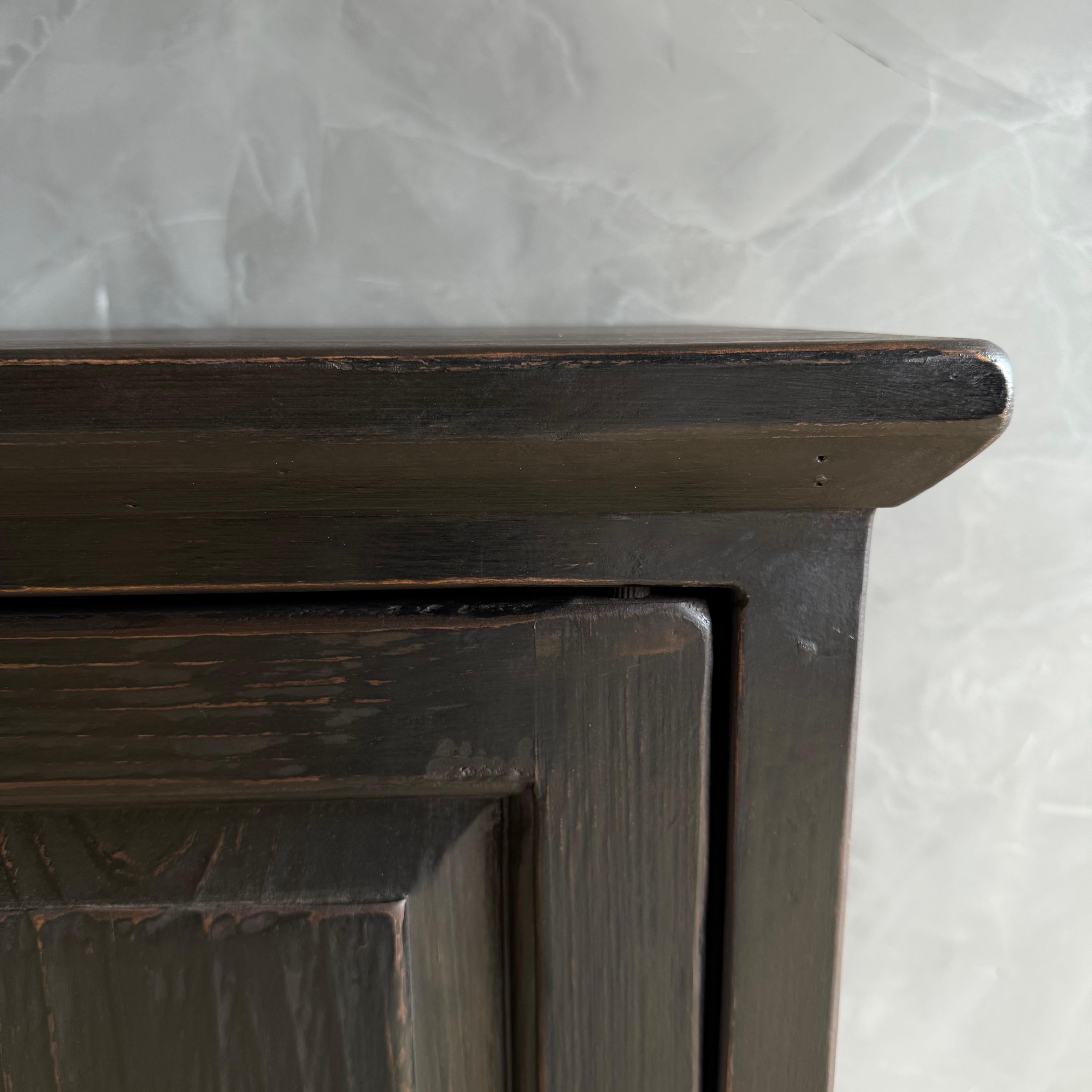 XXI secolo e contemporaneo Mobile bar in legno di ebano recuperato con gambe in metallo in vendita