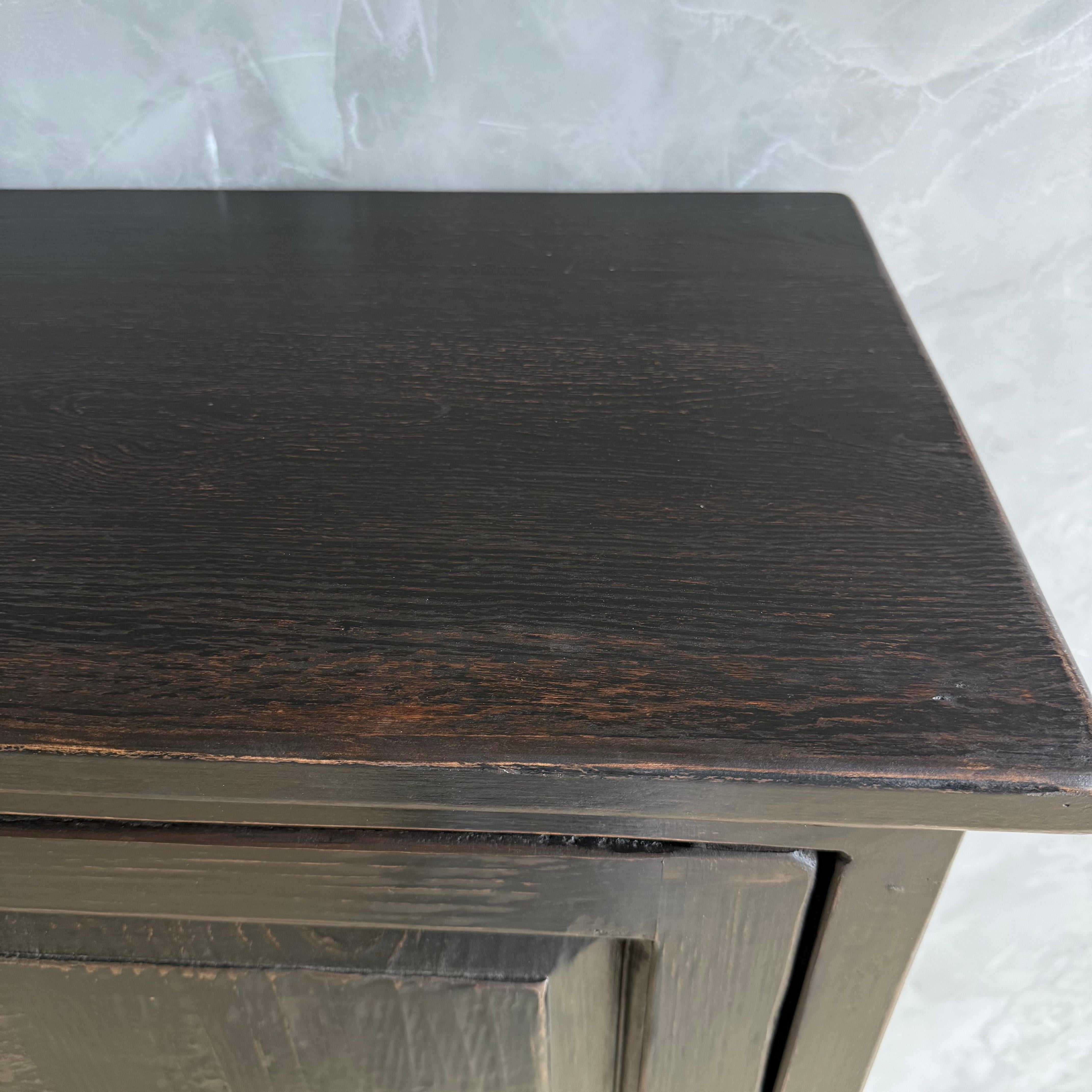 Legno di recupero Mobile bar in legno di ebano recuperato con gambe in metallo in vendita