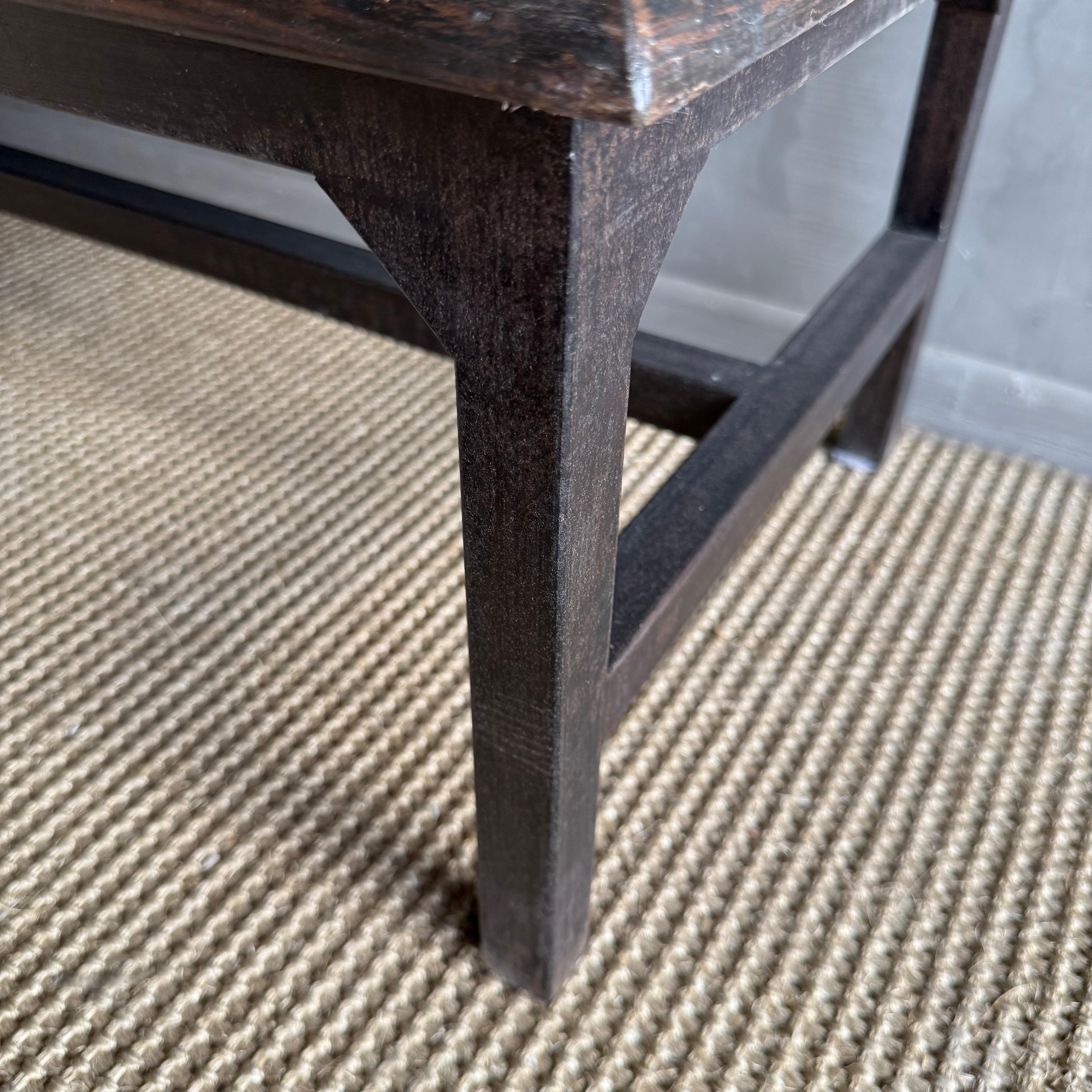 Mobile bar in legno di ebano recuperato con gambe in metallo in vendita 1