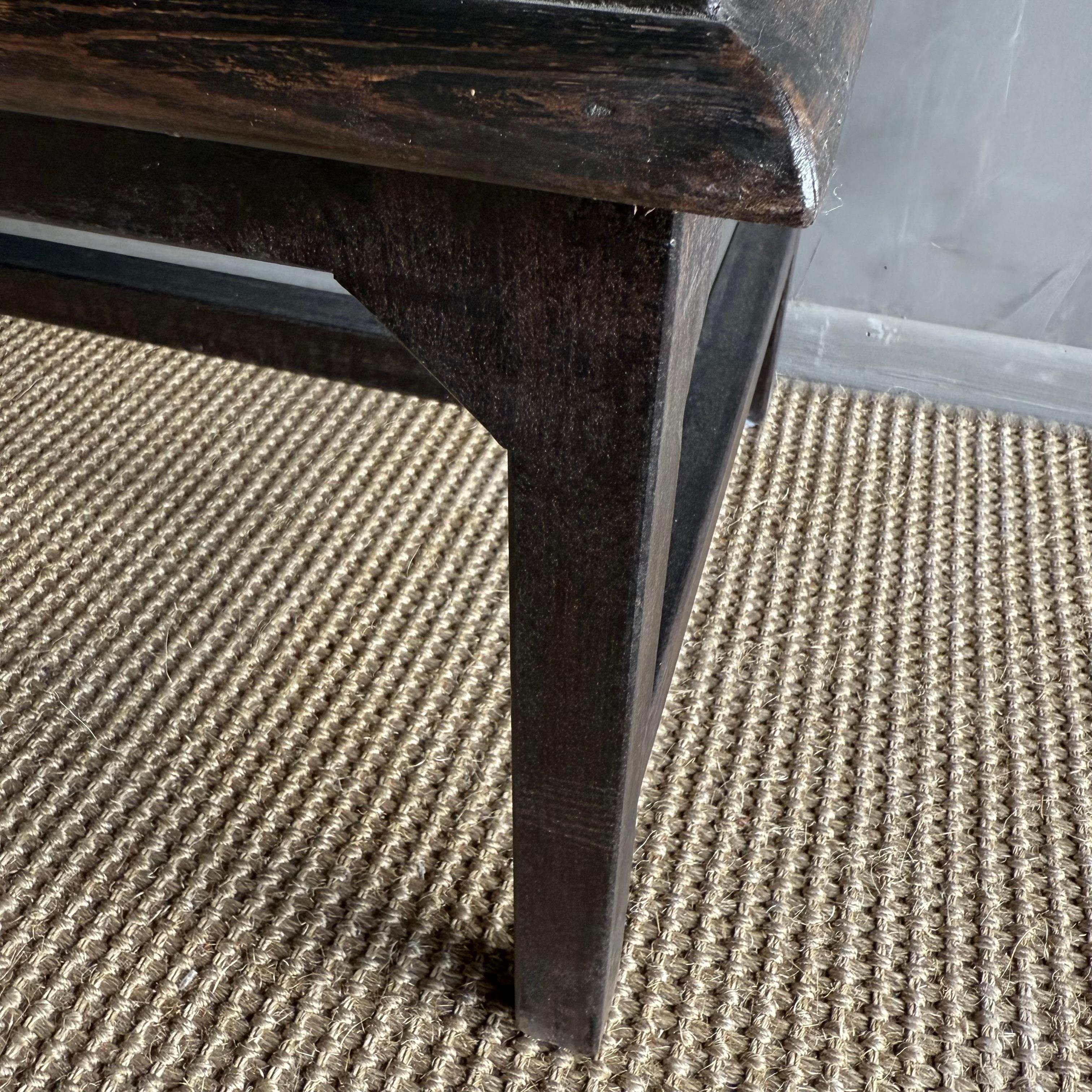 Mobile bar in legno di ebano recuperato con gambe in metallo in vendita 2