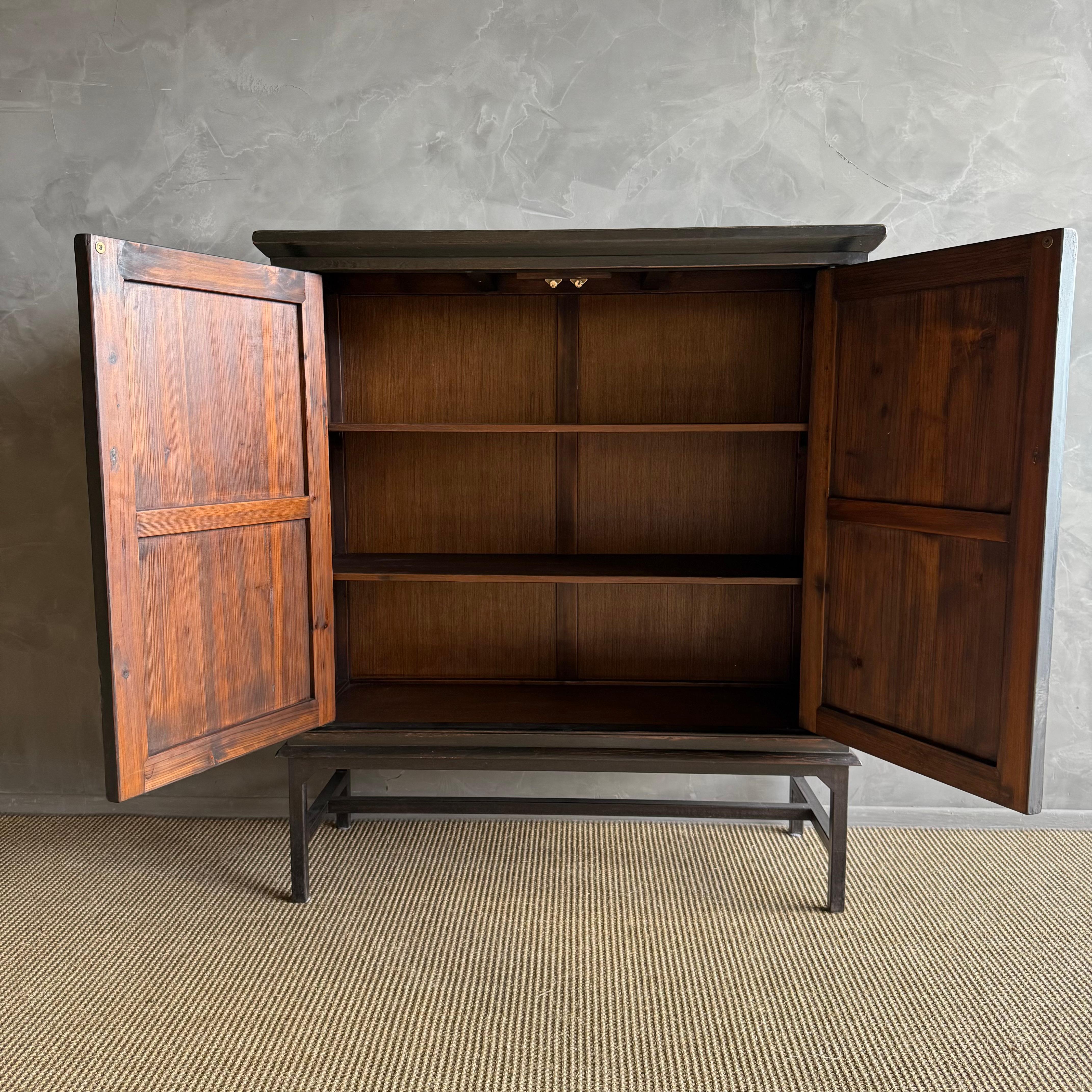 Mobile bar in legno di ebano recuperato con gambe in metallo in vendita 3