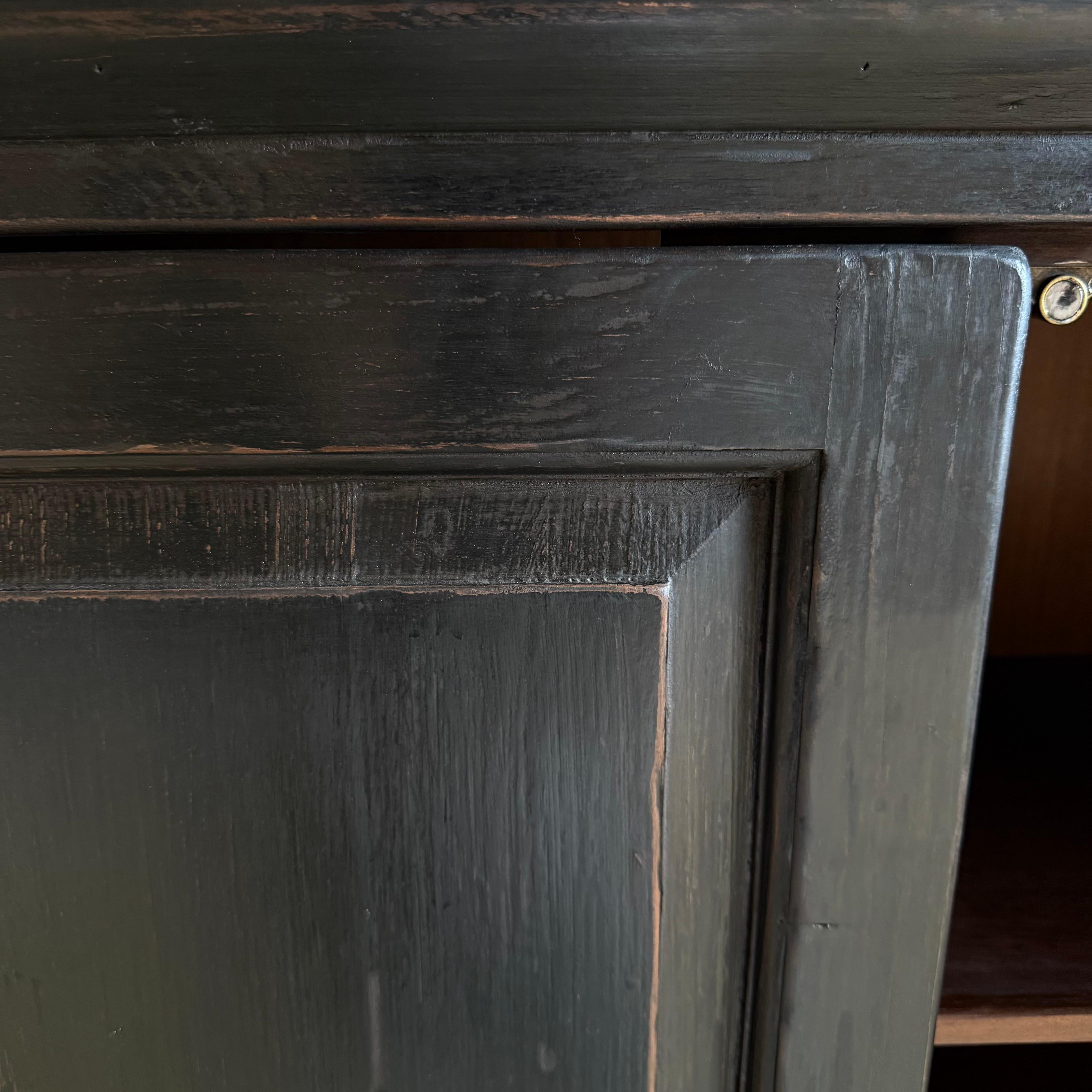 Mobile bar in legno di ebano recuperato con gambe in metallo in vendita 4