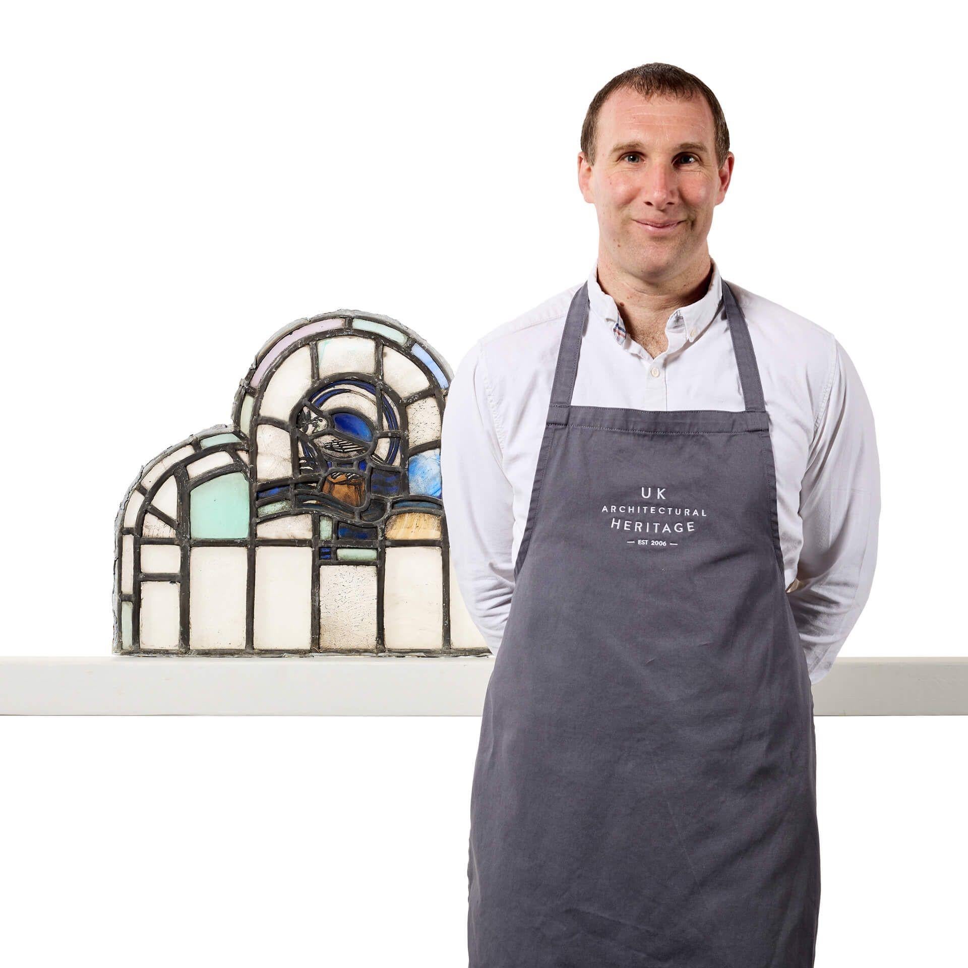 Ein einzigartiges, wiederhergestelltes Kirchenfenster mit mehreren Bögen, das die Szene eines Vogels zeigt, der einen Olivenzweig in einem stilisierten Design trägt. 

Obwohl es aus dem frühen 20. Jahrhundert stammt, macht es sich hervorragend über